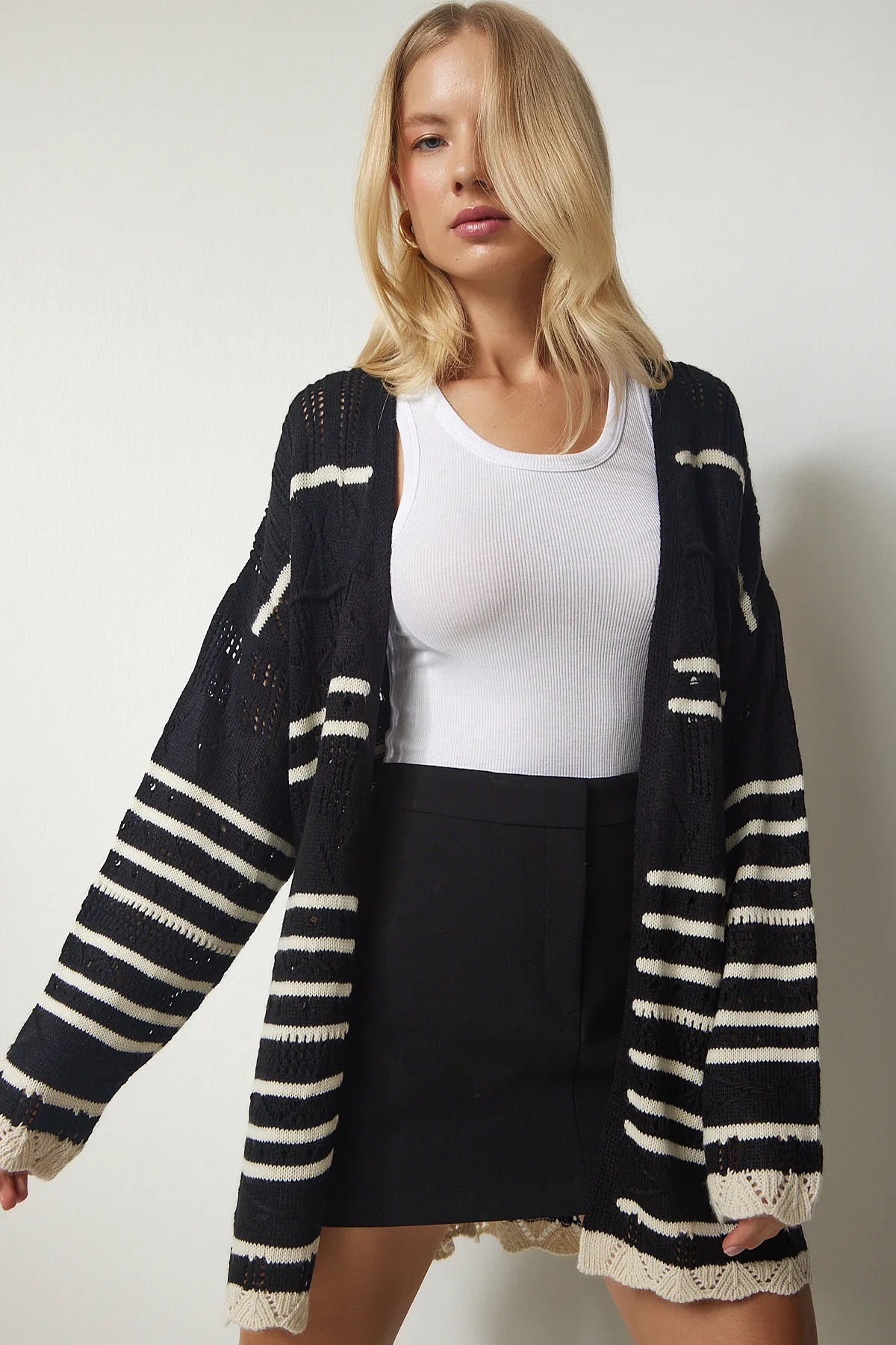 Happiness İstanbul  Schwarz gestreifter, durchbrochener Pullover-Cardigan für Damen PF00015