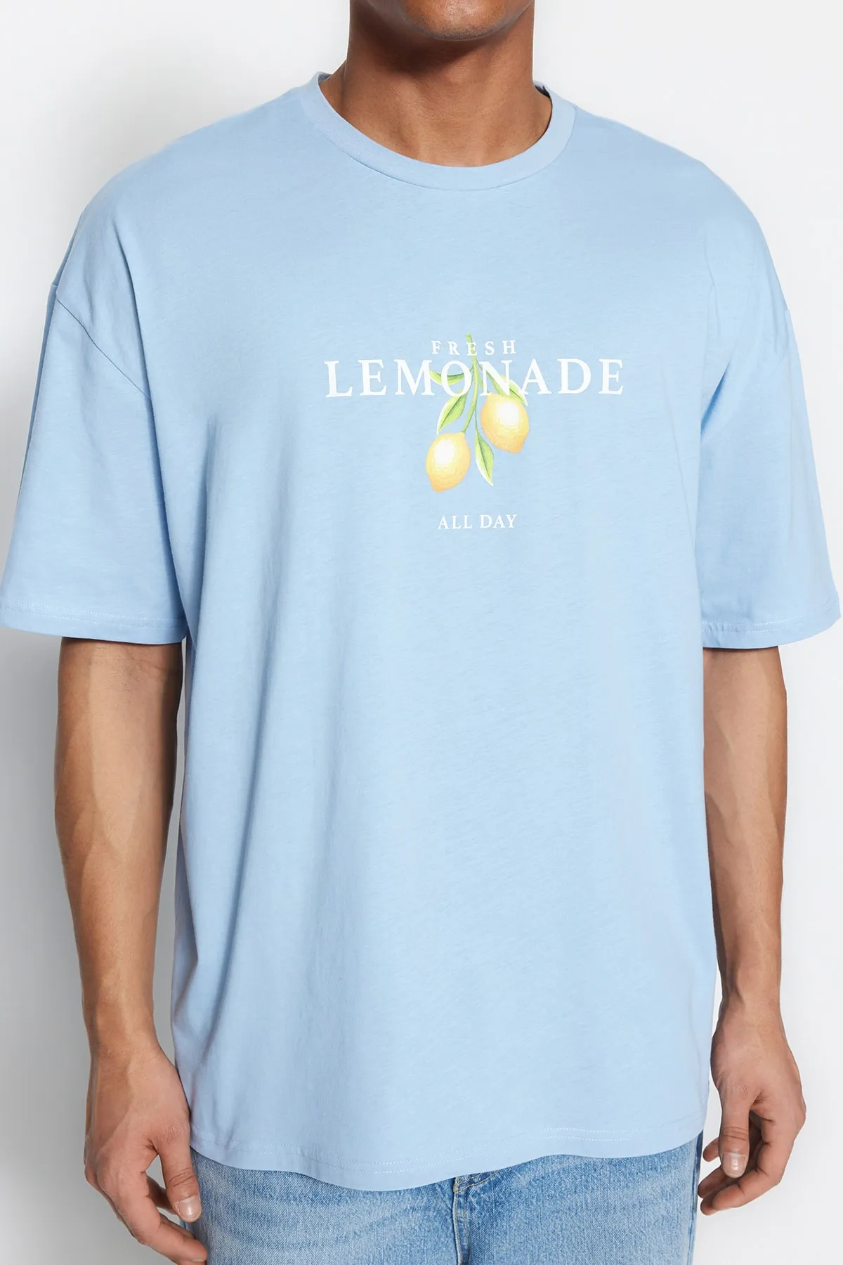 Trendyol Collection  Hellblaues Unisex-T-Shirt in Übergröße/Weitschnitt mit Rundhalsausschnitt und kurzen Ärmeln, bedruckt TMNSS23TS00089