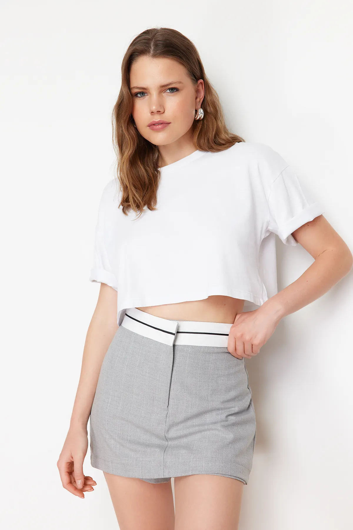 Trendyol Collection  Grauer Taillengürtel, detaillierter, gestreifter, gewebter Mini-Shorts-Rock TWOSS24SR00041