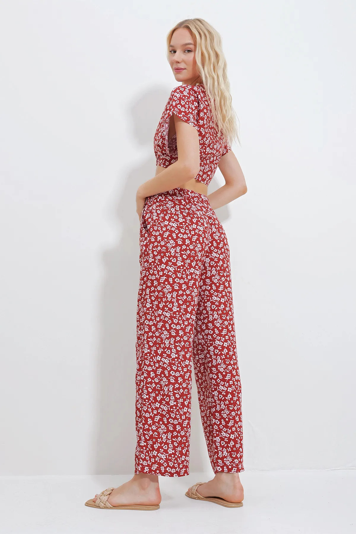 Trend Alaçatı Stili  Damen-Set mit gemusterter, gebundener Crop-Bluse und Hosen mit Taschen, unten und oben, gewebt, Alc-X11745