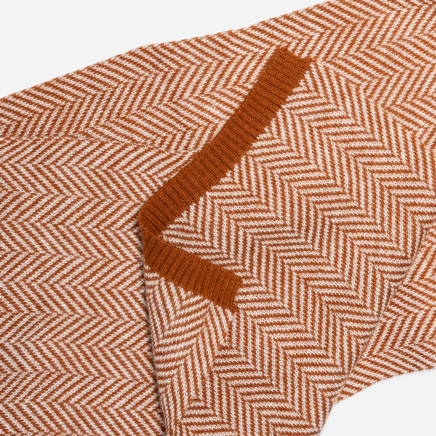 Echarpe orange tricot à motif chevrons blancs