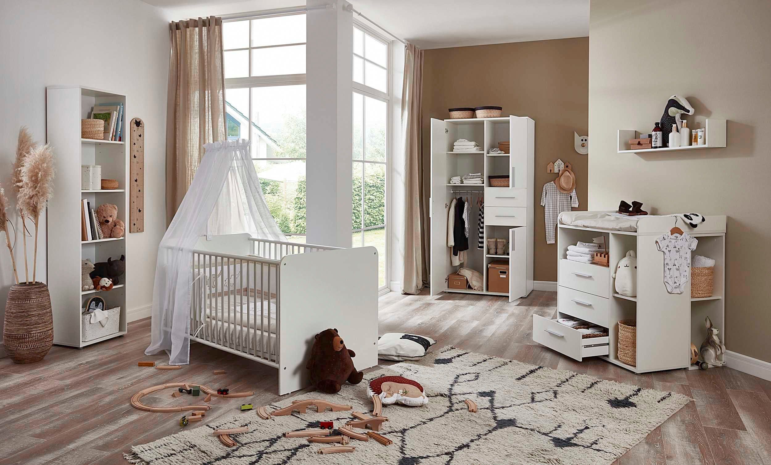 BMG Möbel Babyzimmer-Komplettset Lea, (Set, 7-St., Bett, Wickelkommode, Schrank, Standregal, Unterstellregale, Wandboard), Bett + Wickelkommode + 3-trg. Schrank + Standregal + Wandboard