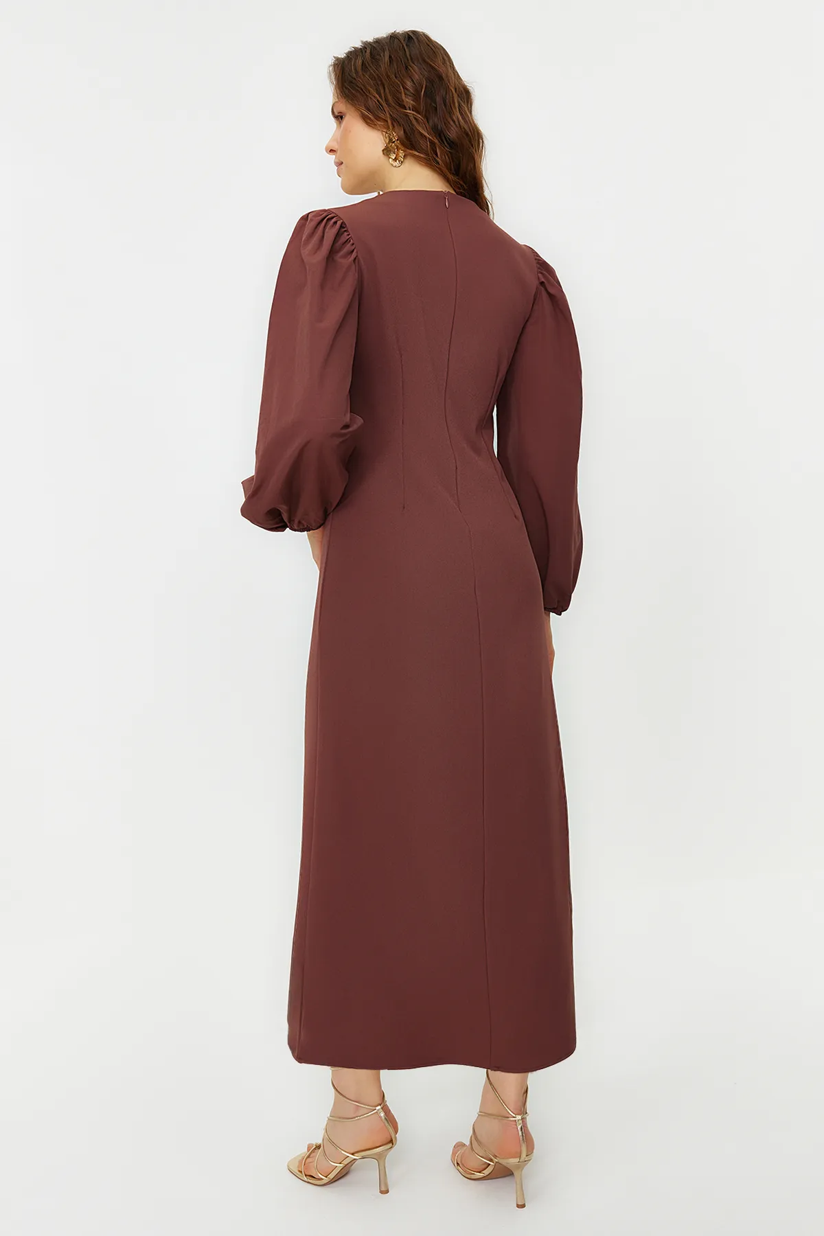 Trendyol Modest  Braunes Kleid aus gewebtem Krepp mit Ballonärmeln TCTSS24EB00027