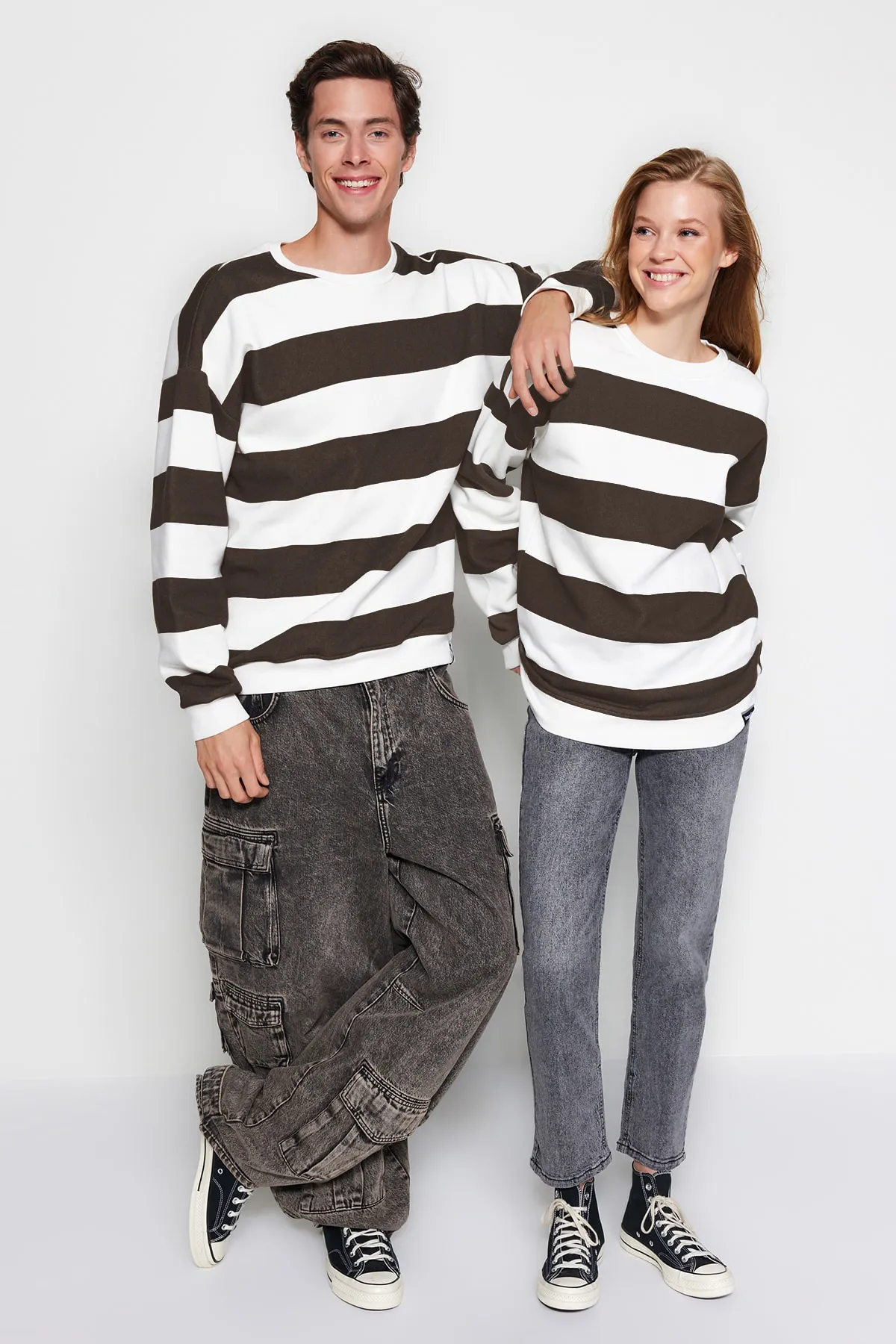 Trendyol Collection  Nerzfarbenes, übergroßes/weit geschnittenes Baumwoll-Sweatshirt mit Rundhalsausschnitt und gestreifter Fleece-Innenseite TMNAW24SW00098