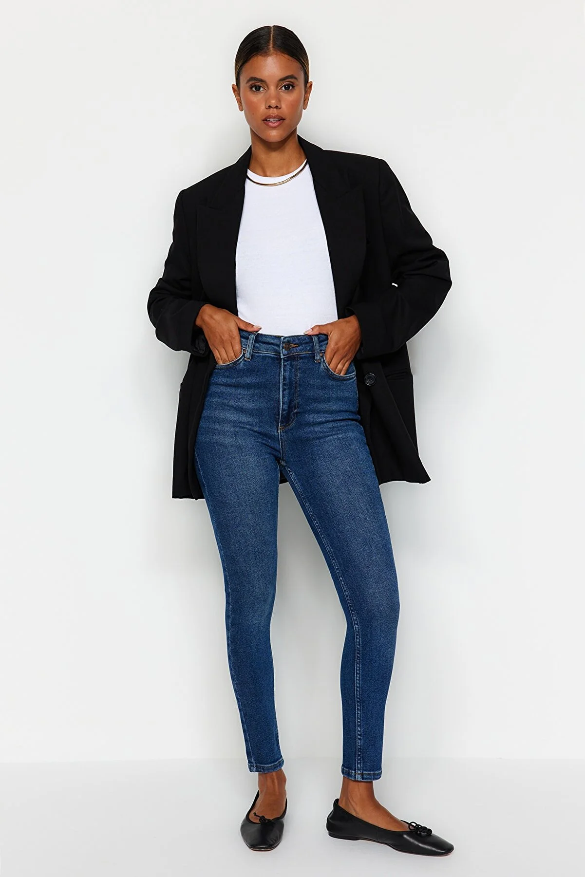 Trendyol Collection  Marineblaue Röhrenjeans mit hoher Taille TWOAW24JE00068