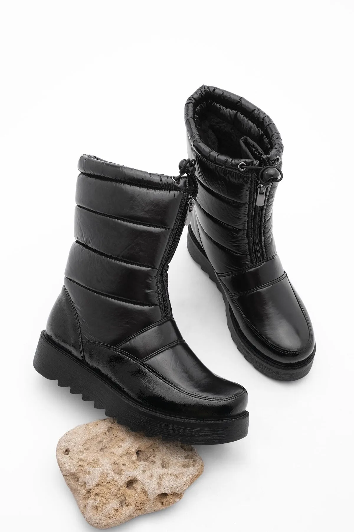 Marjin  Damen-Schneestiefel, Reißverschluss vorne, dicke, gezackte Sohle, Fell Borel, schwarzes Lackleder