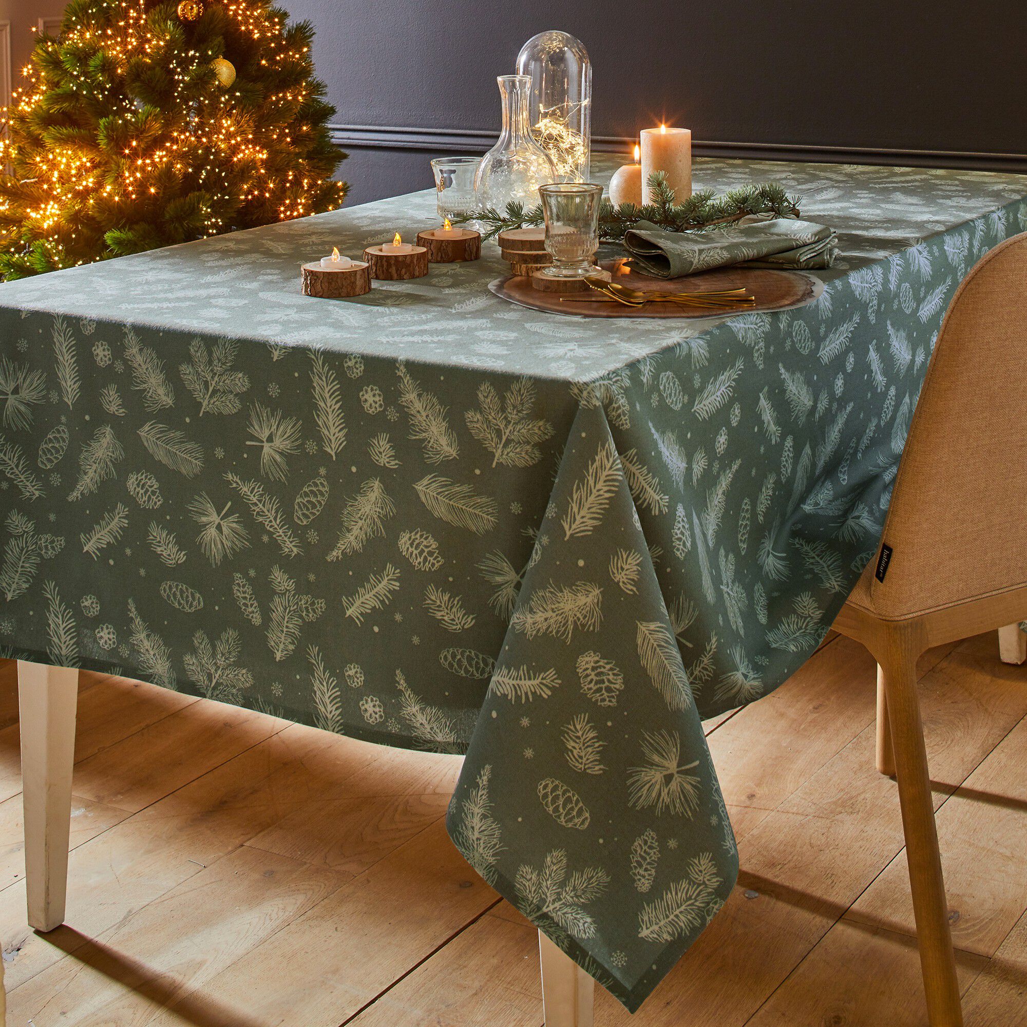 Nappe imprimée pommes de pin et branchages