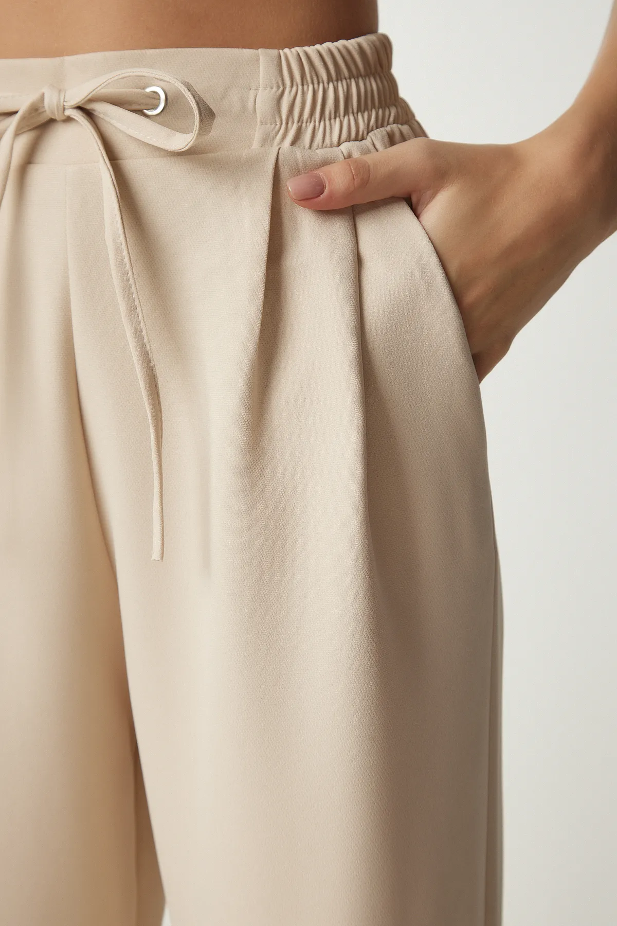 Happiness İstanbul  Cremefarbene Damen-Trainingshose mit plissiertem Schlitz DW00002