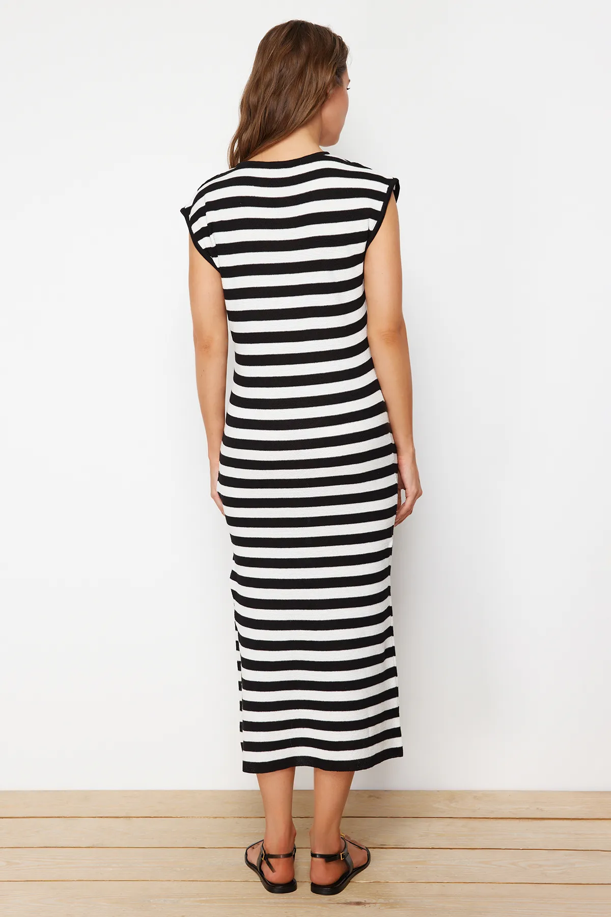 Trendyol Collection  Schwarzes Maxi-Strickkleid aus Baumwolle mit Streifen TWOSS24EL00250