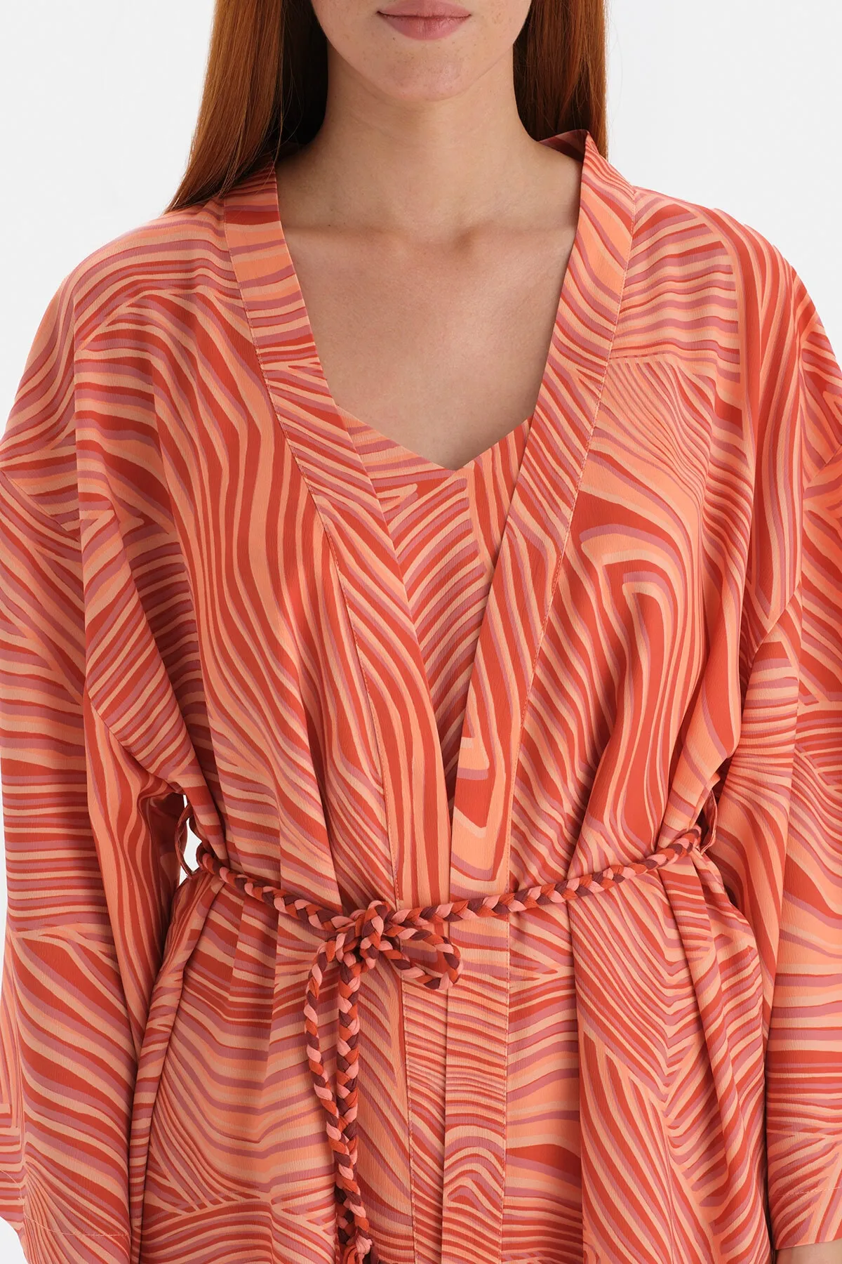Dagi  Morgenmantel aus bedrucktem Satin mit Fliesenmuster und Schlitzdetail