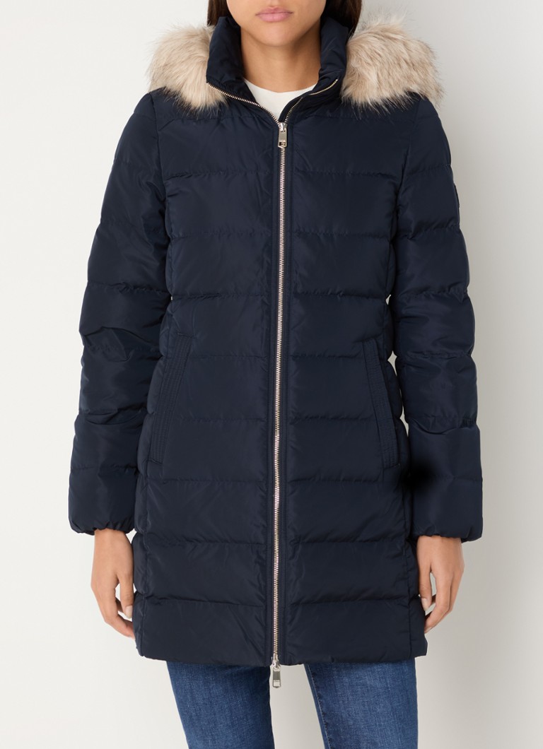 Parka matlasată Tommy Hilfiger cu umplutură de puf și guler detașabil din blană artificială.