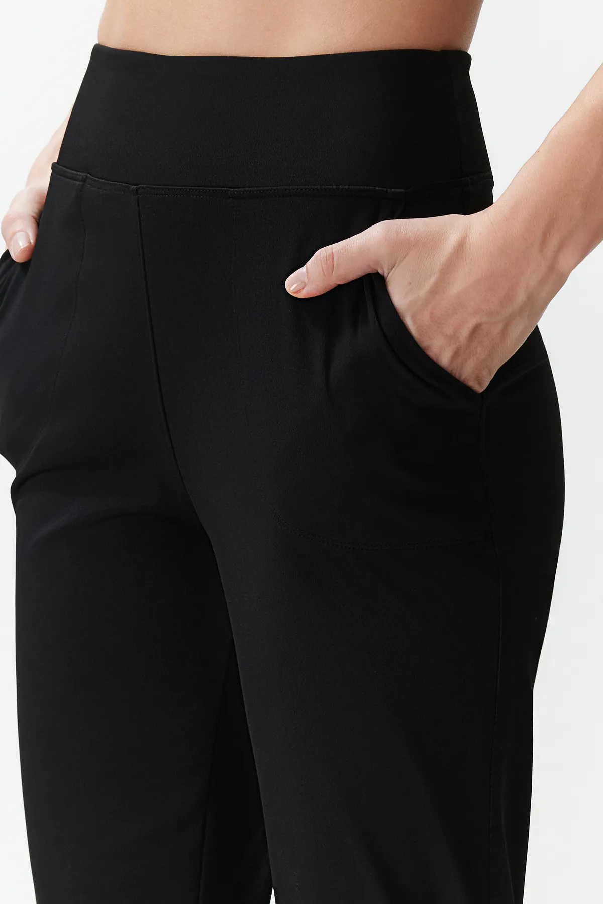 Trendyol Collection  Gestrickte Sport-Jogginghose aus schwarzem Taucher-/Tauchstoffgewebe mit bequemer Passform THMSS24EA00001