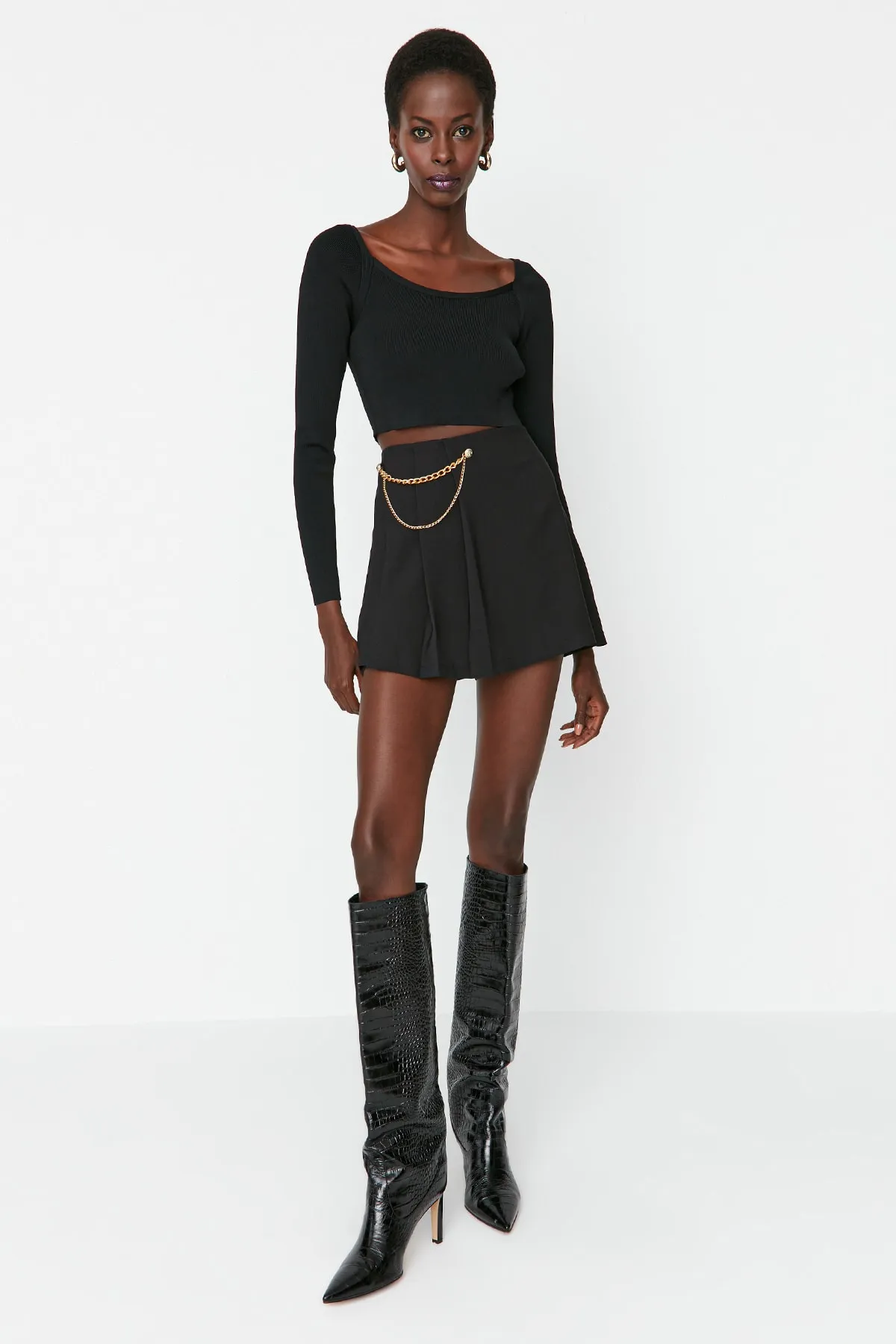 Trendyol Collection  Schwarzer gewebter Shortsrock mit Ketten- und Faltendetail TWOAW23SR00041