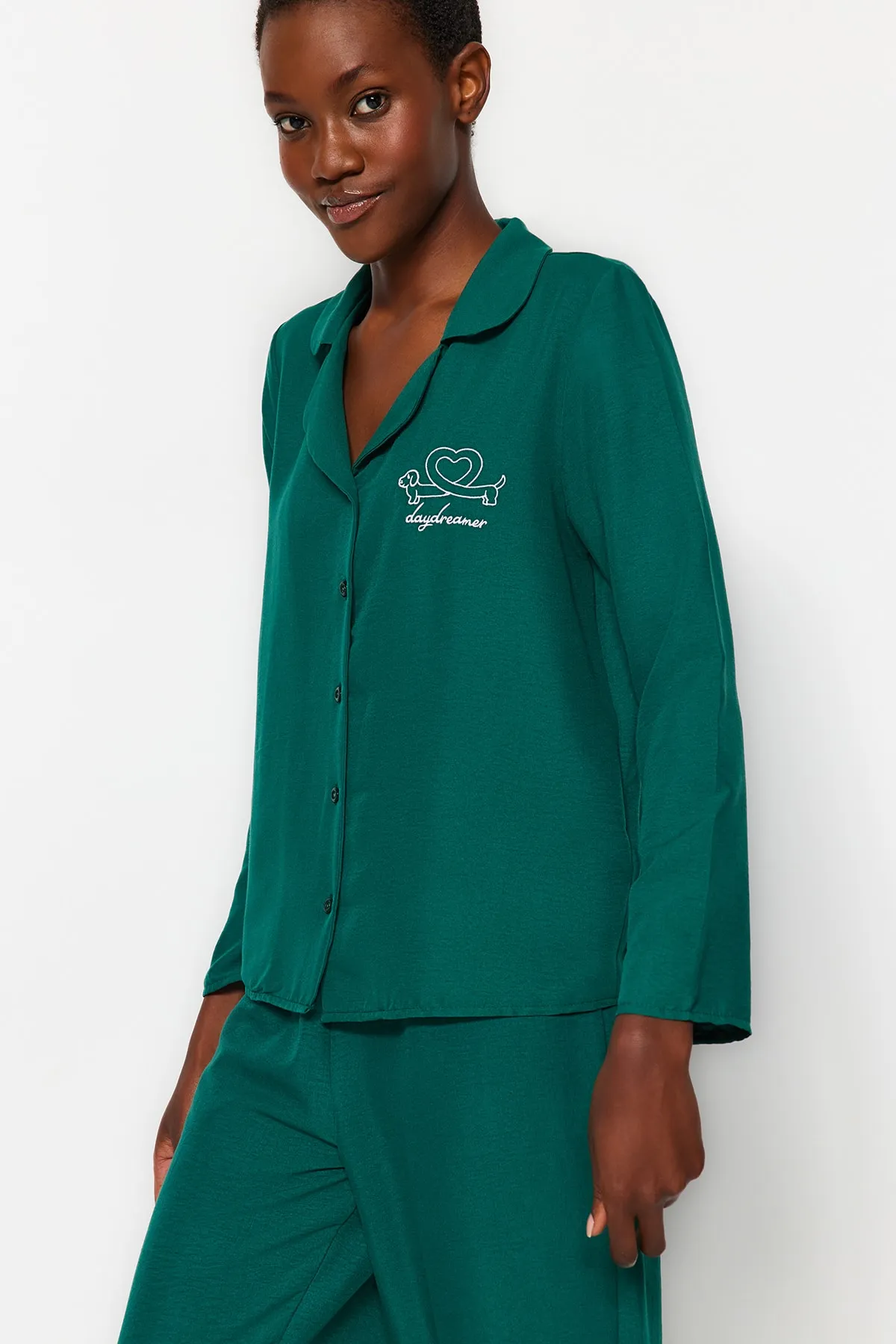 Trendyol Collection  Smaragdgrünes, besticktes Pyjama-Set aus Hemd und Hose aus Webstoff THMAW24PT00000