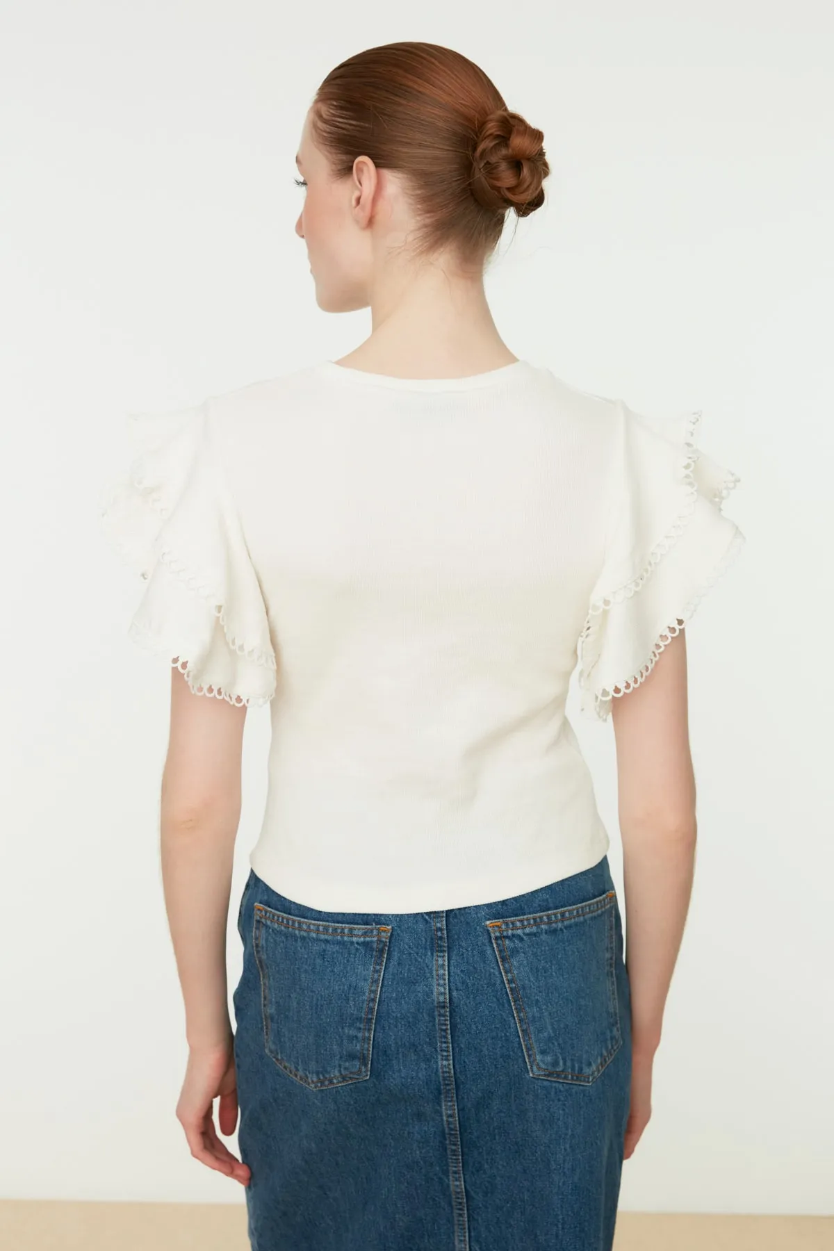 Trendyol Collection  Ecrufarbene Rüschen-Strickbluse TWOSS21BZ0736