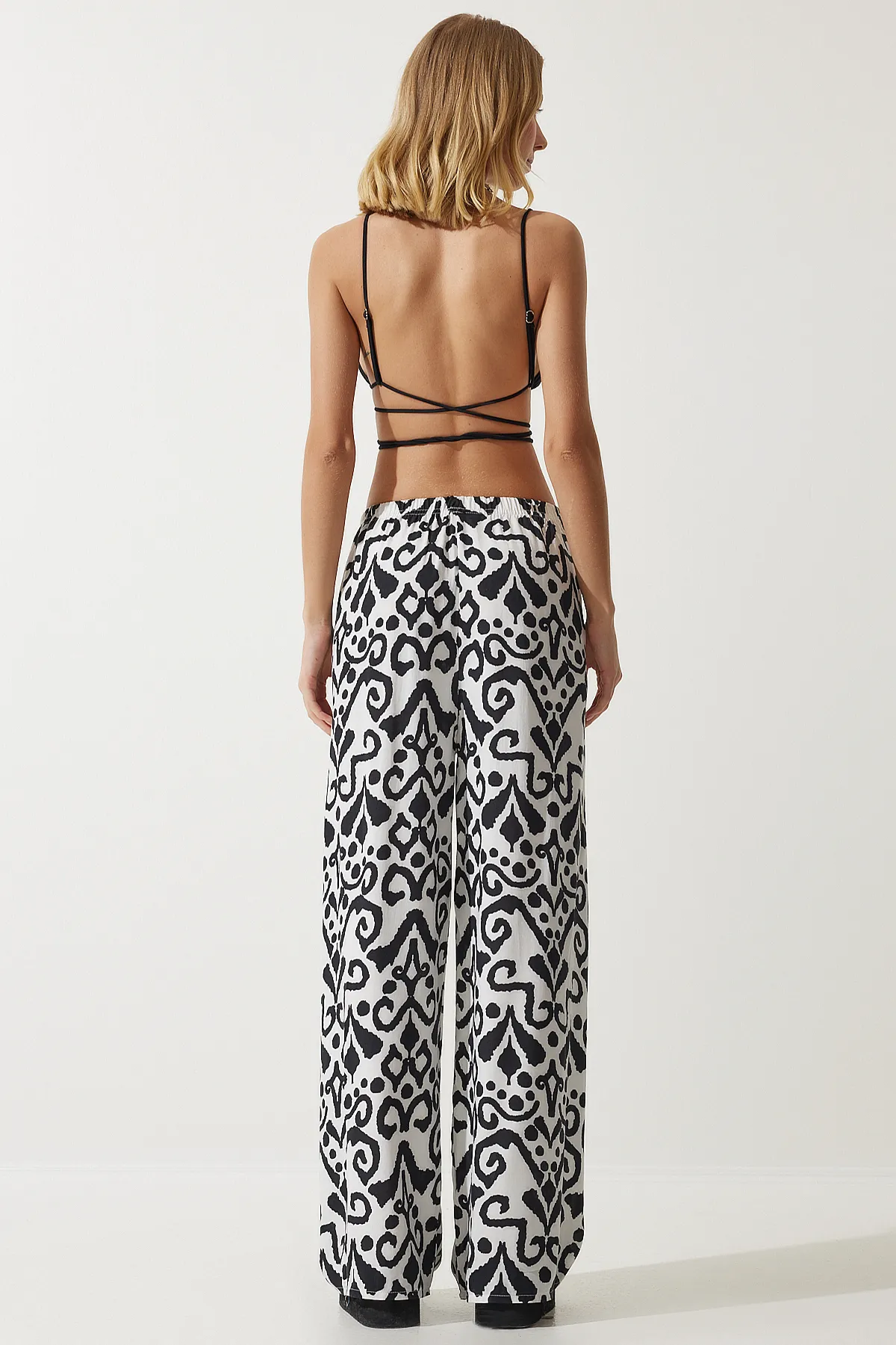 Happiness İstanbul  Schwarz-weiß gemustertes Kimono-Palazzo-Hosen-Set für Damen EN00614
