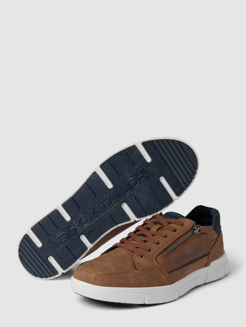 Sneaker mit Label-Details in cognac