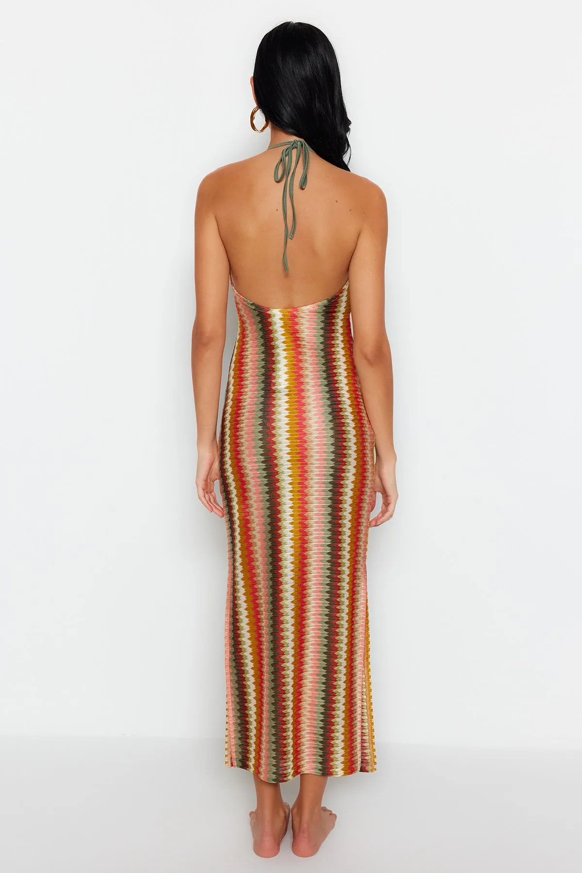 Trendyol Collection  Gestreiftes, figurbetontes Maxi-Strandkleid mit Cut-out/Fensterausschnitt TBESS23EL00268