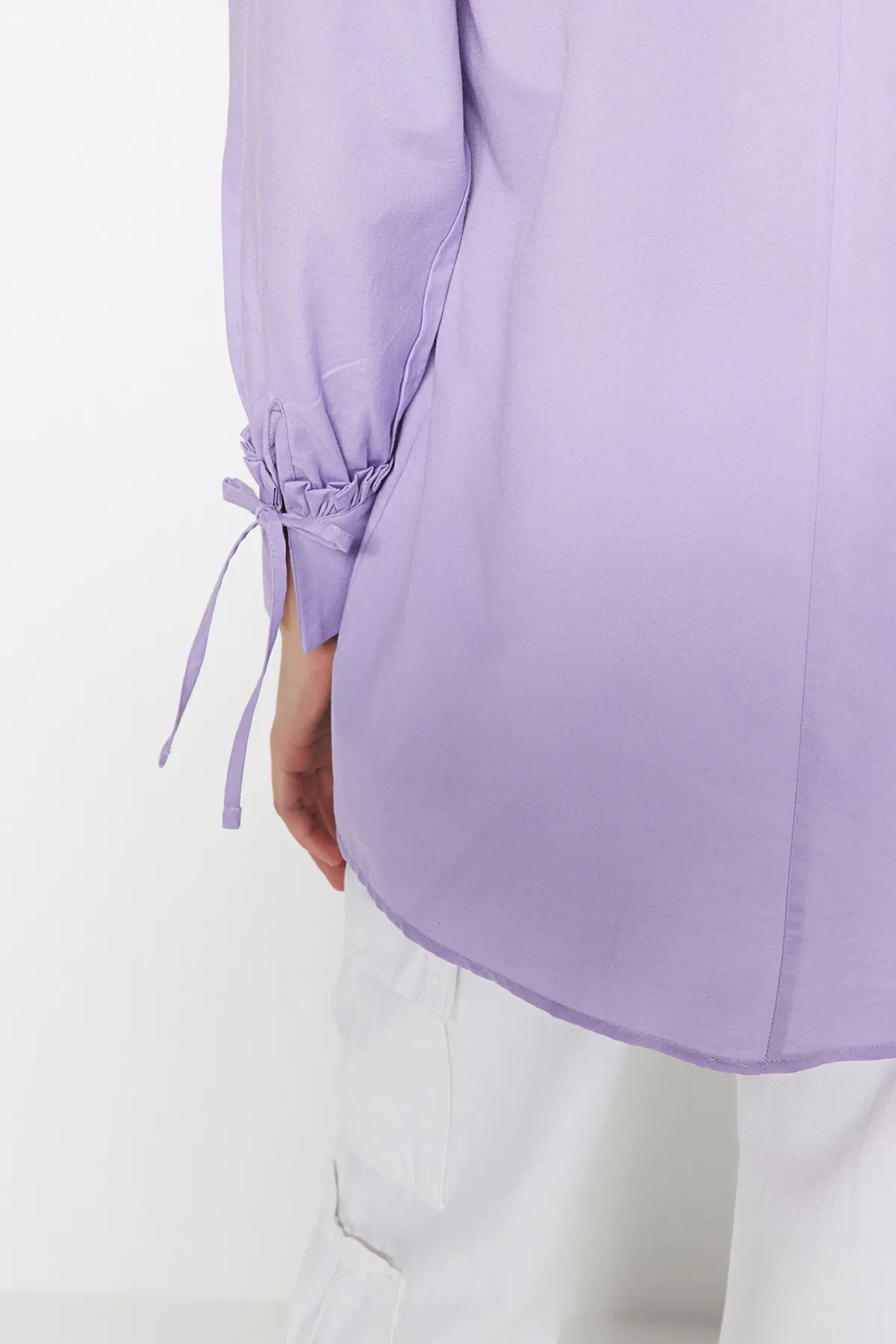 Trendyol Modest  Lilafarbene Tunika aus gewebter Baumwolle mit Rüschen an Schultern und Manschetten TCTSS23UK00083