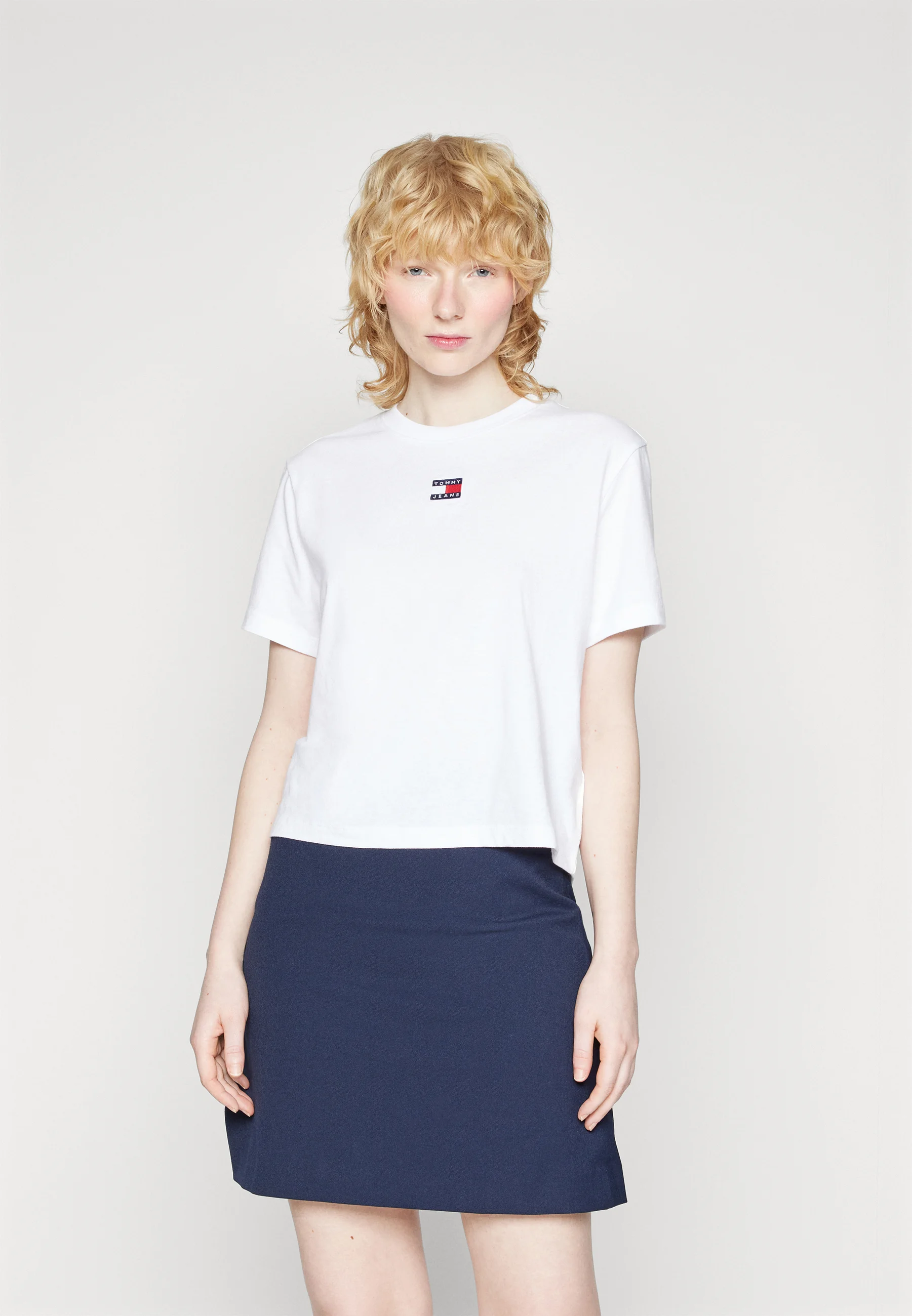 Tommy Jeans BADGE TEE - Camiseta básica
