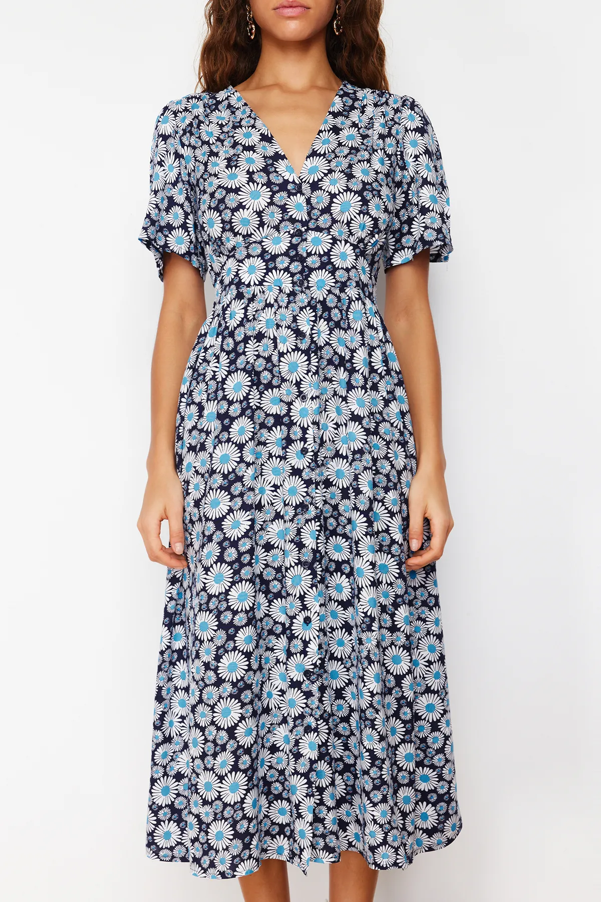 Trendyol Collection  Blaues, gewebtes Midi-Hemdkleid mit Blumenmuster und V-Ausschnitt TWOSS24EL00518