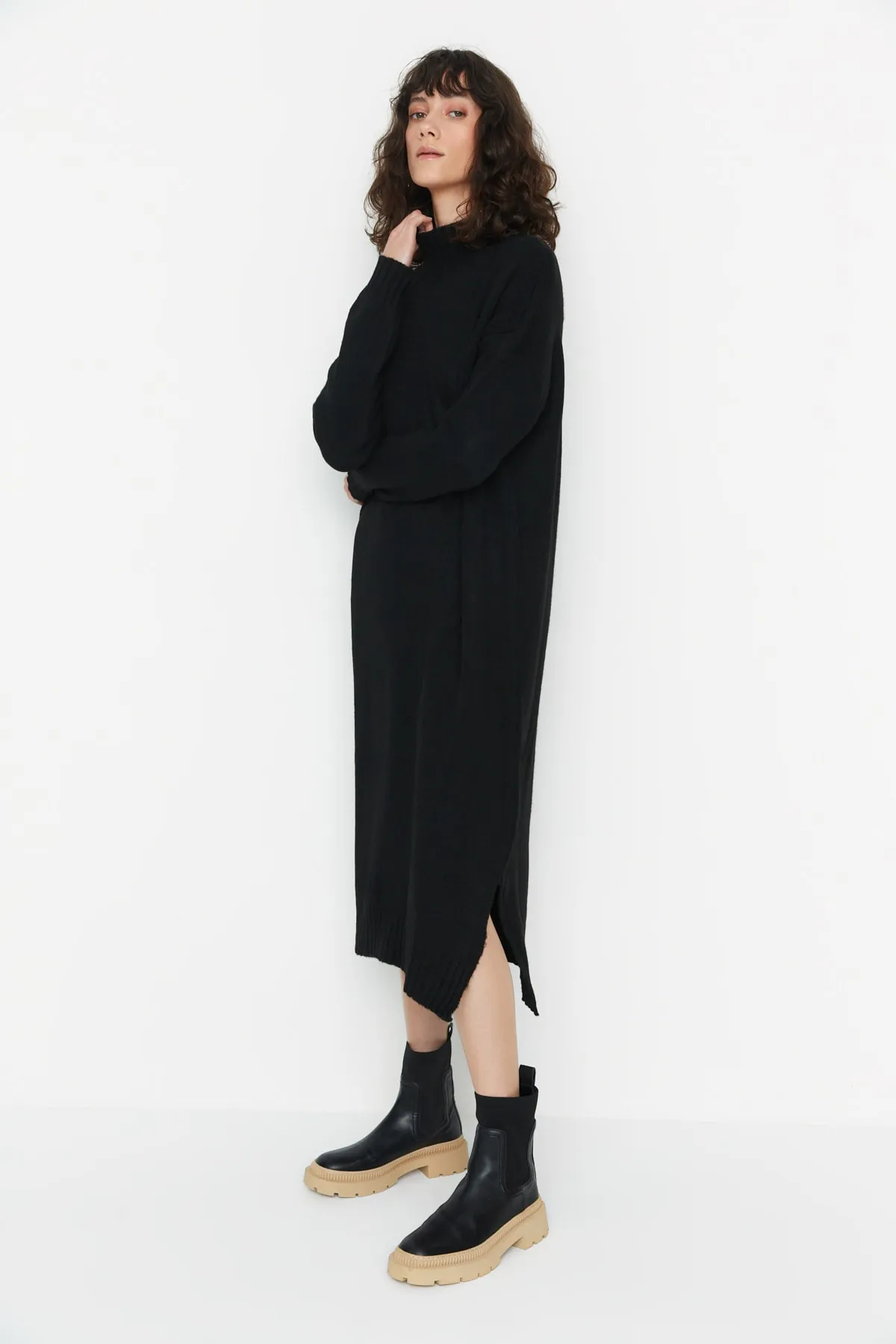 Trendyol Collection  Schwarz Schwarzes, weit geschnittenes Midi-Strickkleid mit weicher Struktur und hohem Kragen TWOAW23EL0005 Kleid TWOAW23EL0005