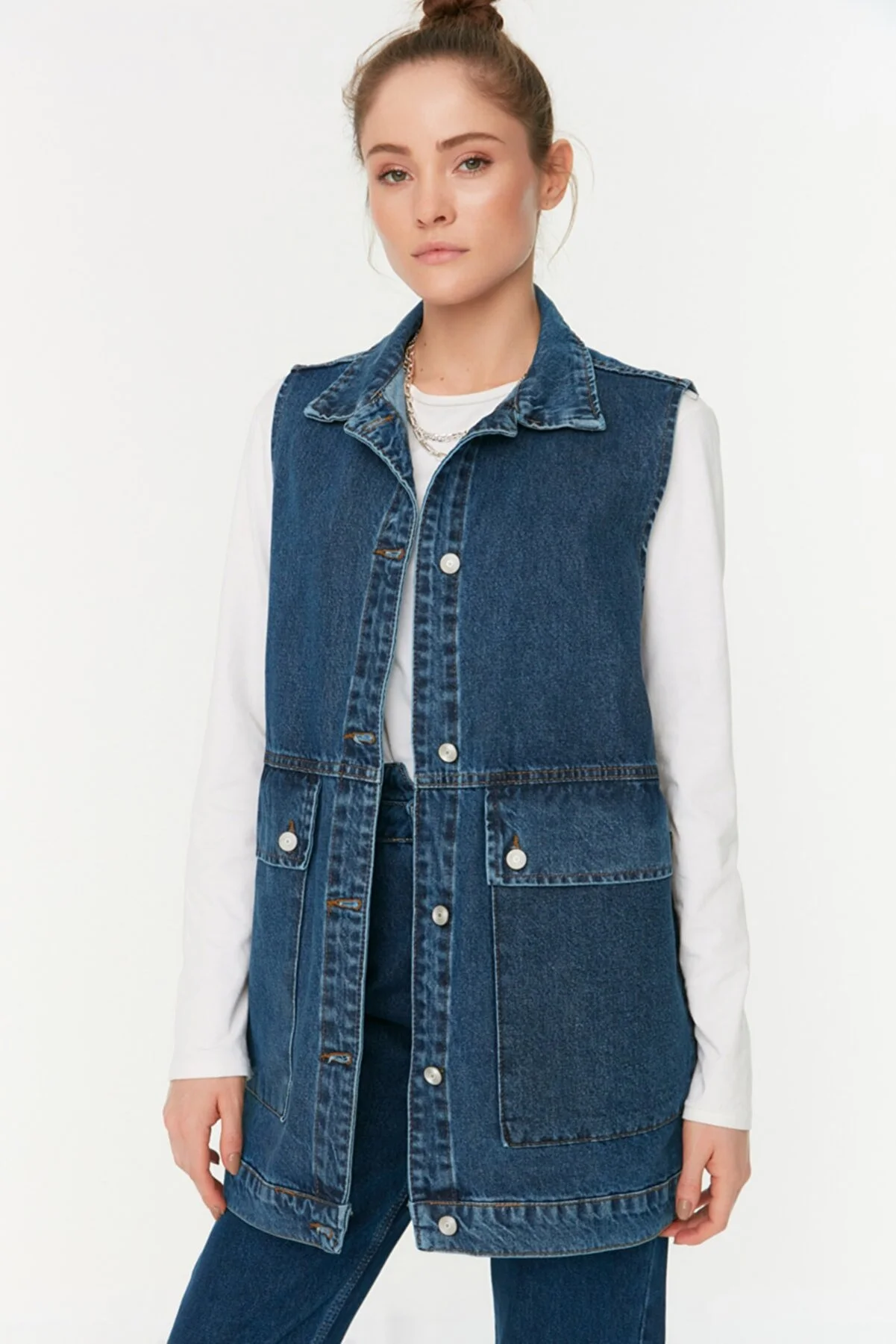 Trendyol Collection  Dunkelblaue Jeansweste aus 100 % Baumwolle mit Hemdkragen und Taschendetail TCTAW22CK0006