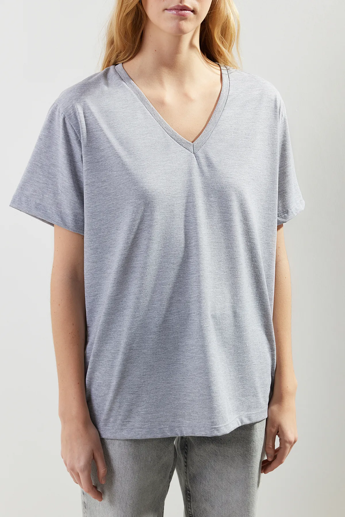 Trendyol Collection  Grau meliertes Oversize-Strick-T-Shirt mit V-Ausschnitt TWOSS23TS00003
