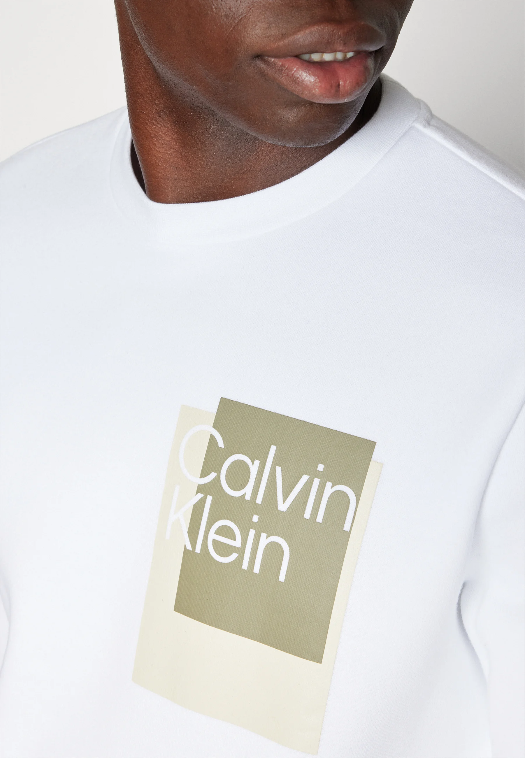Sudadera con logo de caja superpuesto de Calvin Klein