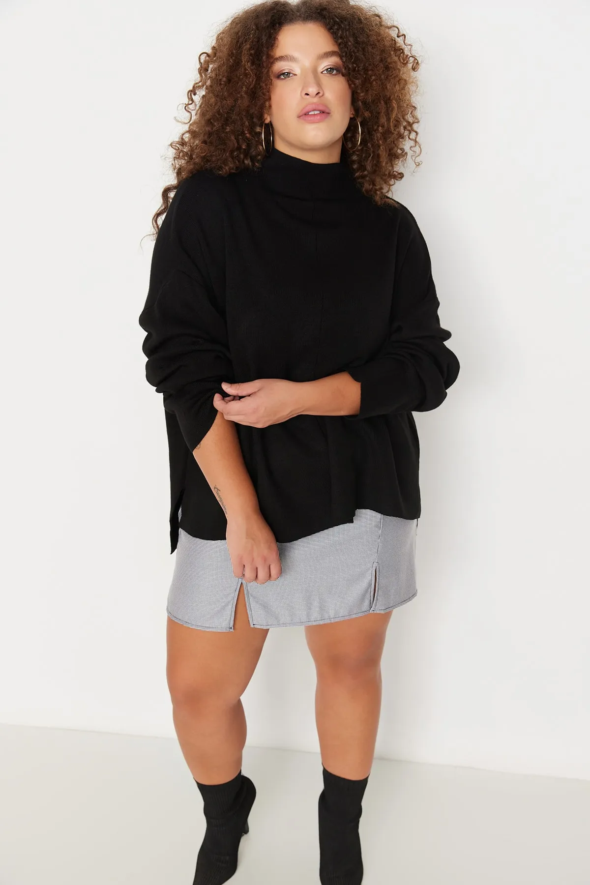 Trendyol Curve  Schwarzer Strickpullover mit Seitenschlitz TBBAW23AN00057