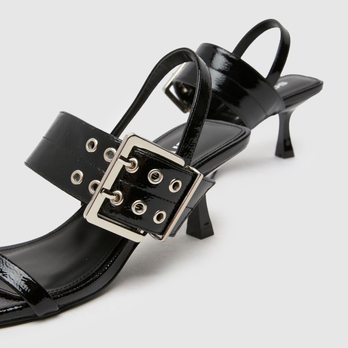 Schuh – Safia – Svarta lågklackade skor med spänne och hardwear-motiv