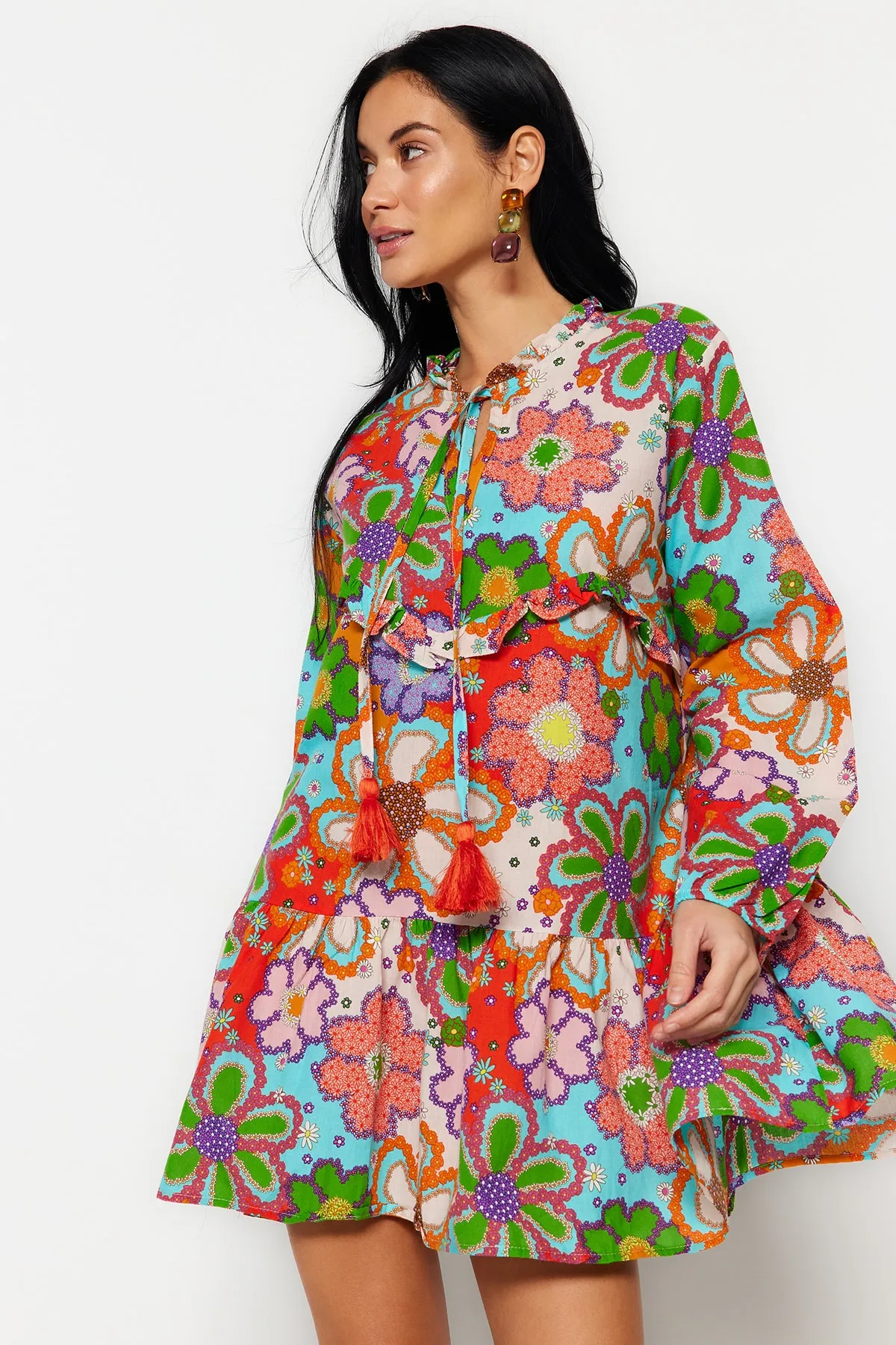 Trendyol Collection  Weit geschnittenes Mini-Strandkleid aus 100 % Baumwolle mit Blumenmuster und gewebten Quasten TBESS22EL0017
