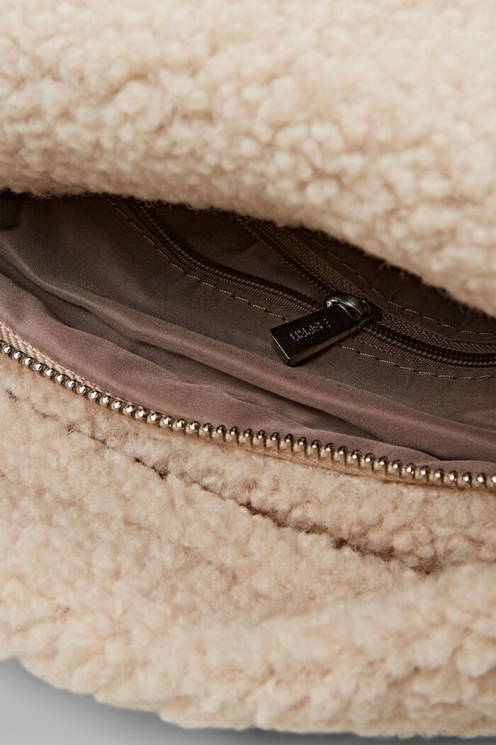 Kleine Tasche aus Plüsch