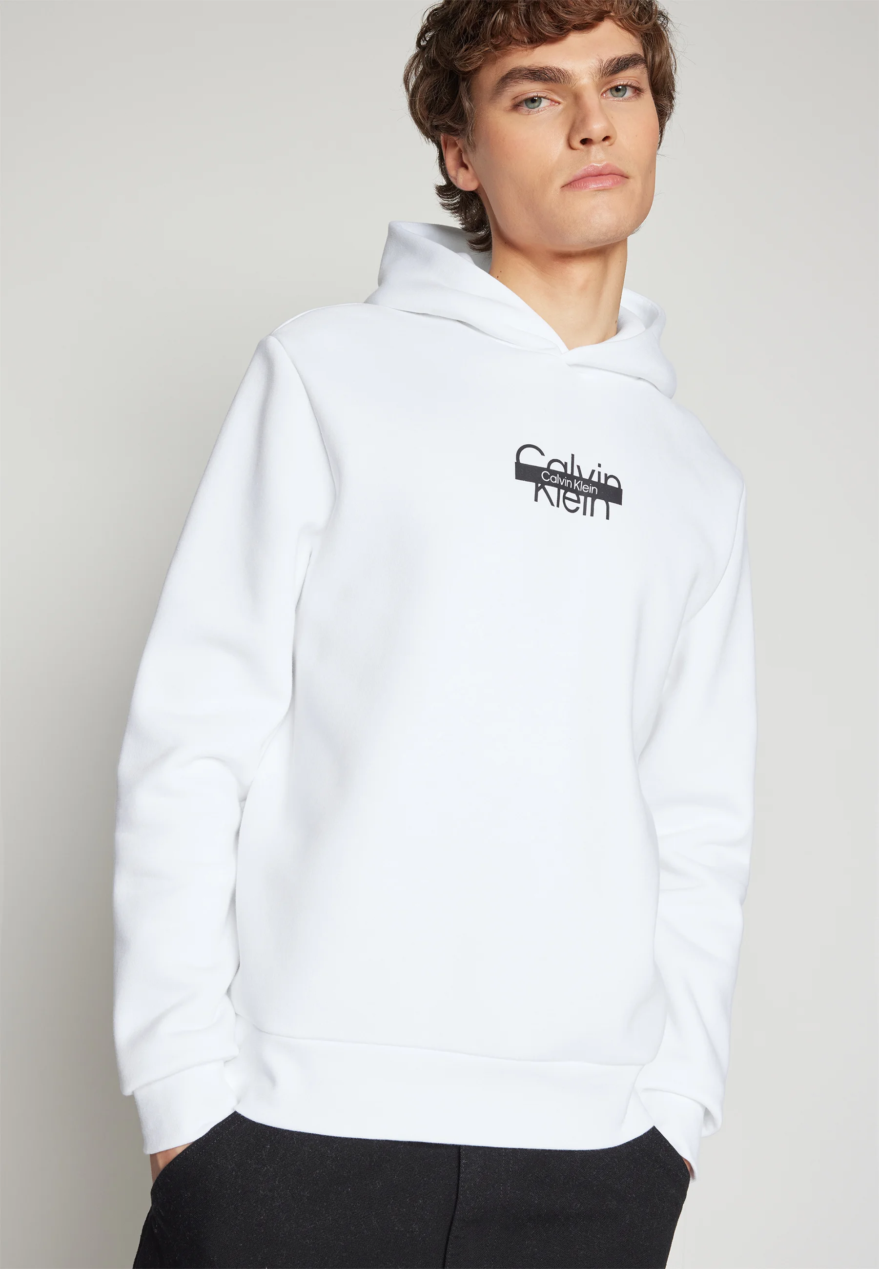 Sudadera con capucha y logo recortado de Calvin Klein