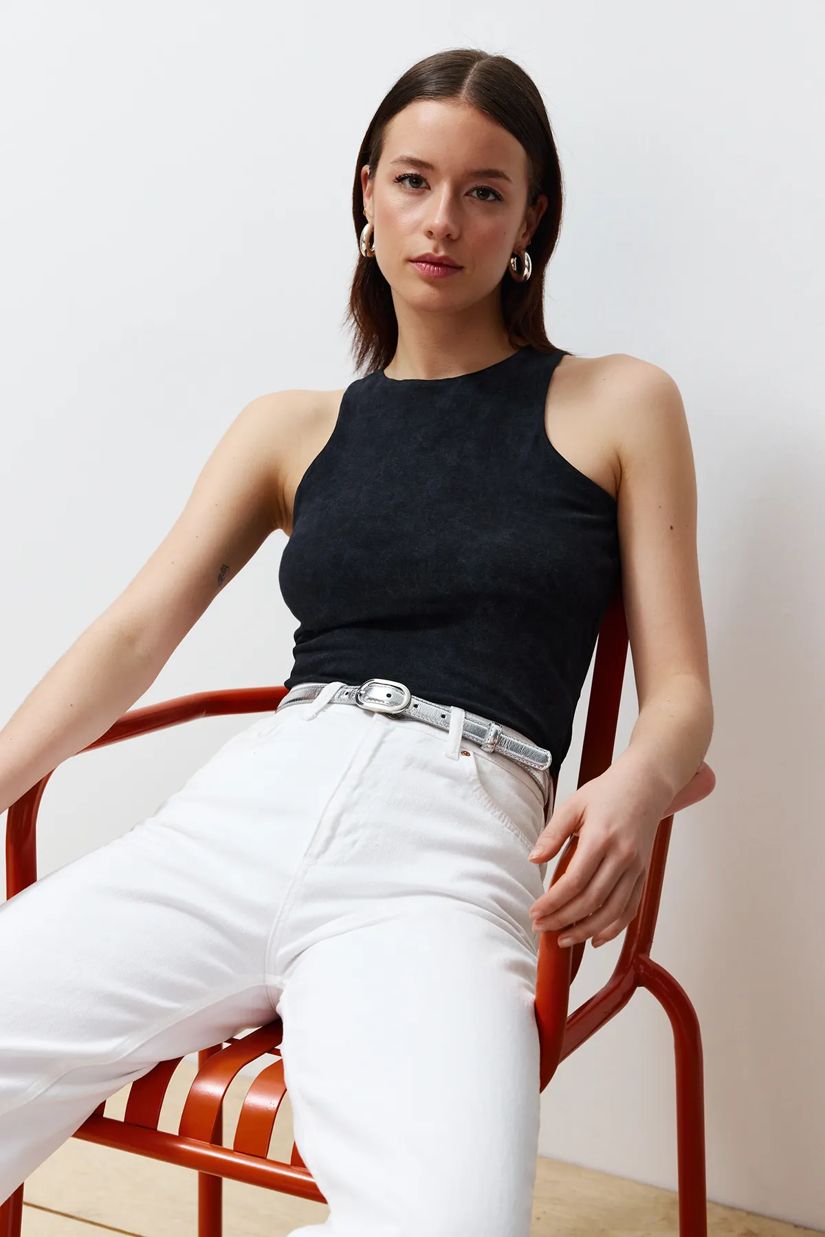 Trendyol Collection  Schwarzes Neckholder-Tanktop aus Baumwolle mit Antik-/Blasseffekt, eng anliegend/flexibel gestrickt, TWOSS23AL00069