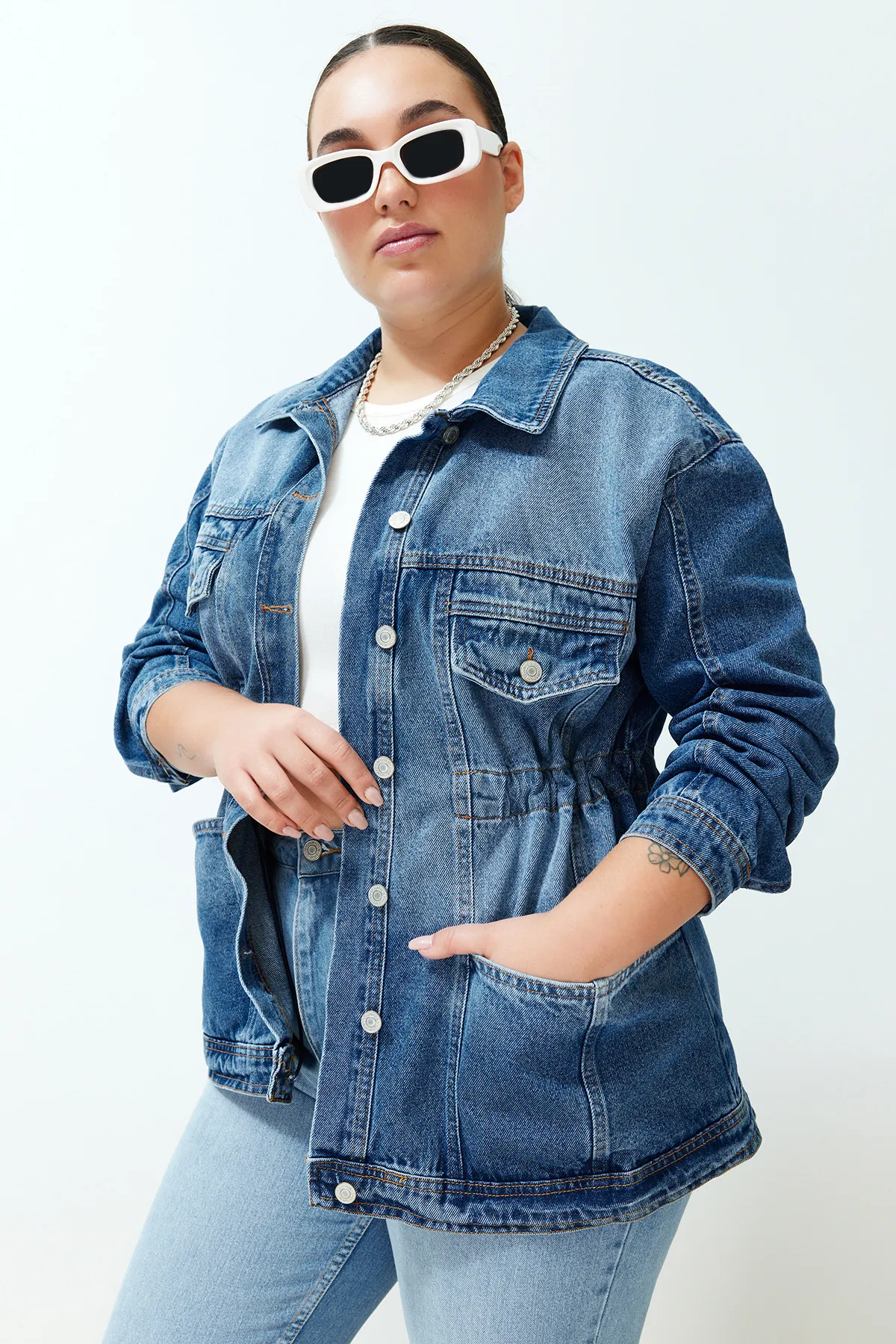 Trendyol Curve  Blaue Oversize-Jeansjacke TBBSS24AG00001
