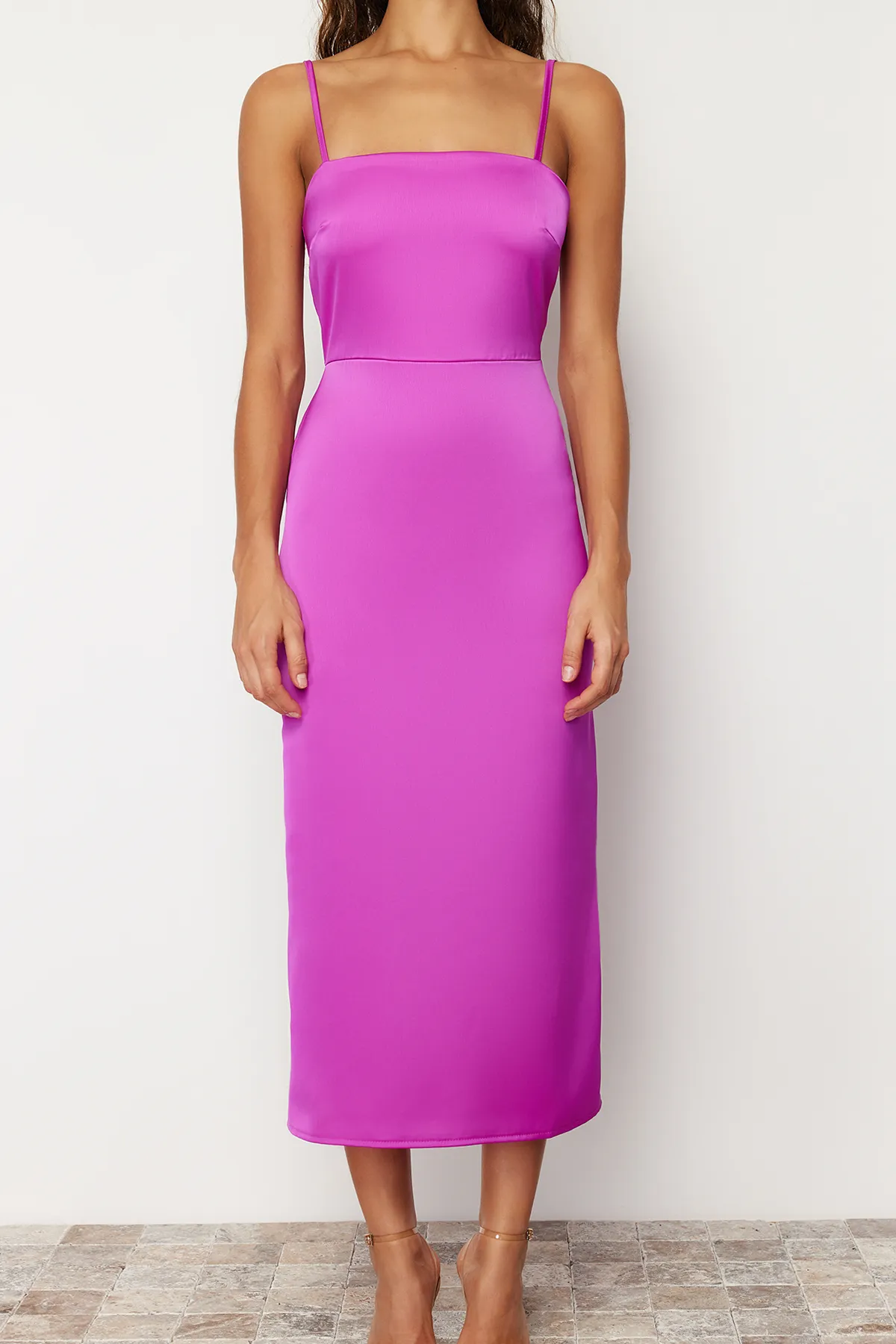 Trendyol Collection  Fuchsiafarbenes Kleid aus gewebtem Satin mit Trägern TPRSS24EL00090