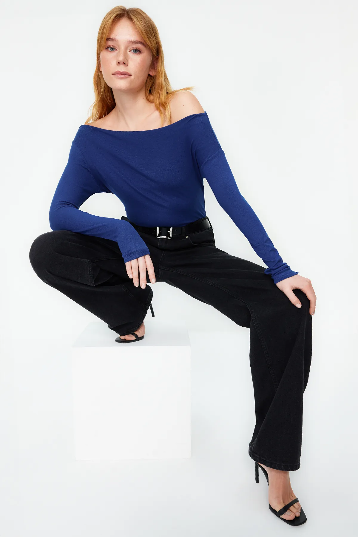 Trendyol Collection  Hellblaue, hochwertige, weiche Strickbluse mit U-Boot-Ausschnitt und taillierter Passform TWOAW24BZ00227