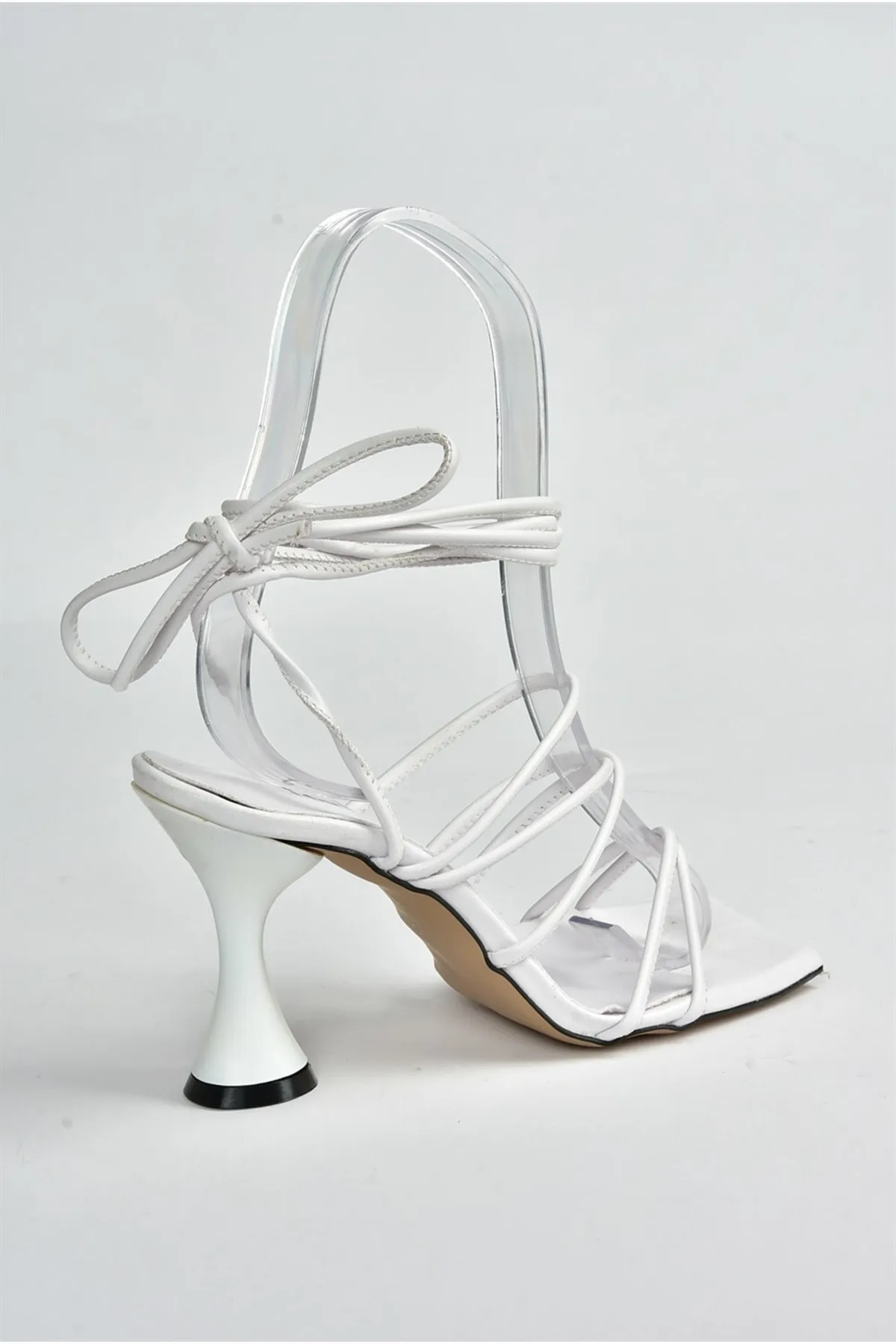 Fox Shoes  Weiße Damenschuhe mit Knöchelriemen und Absatz M369543409
