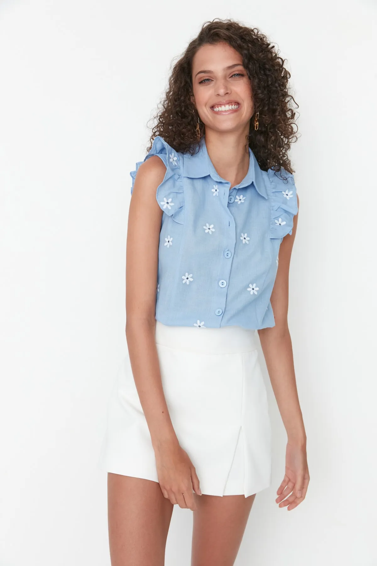 Trendyol Collection  Blaues, gewebtes Hemd mit Blumenstickerei und Rüschen, TWOSS22GO0240