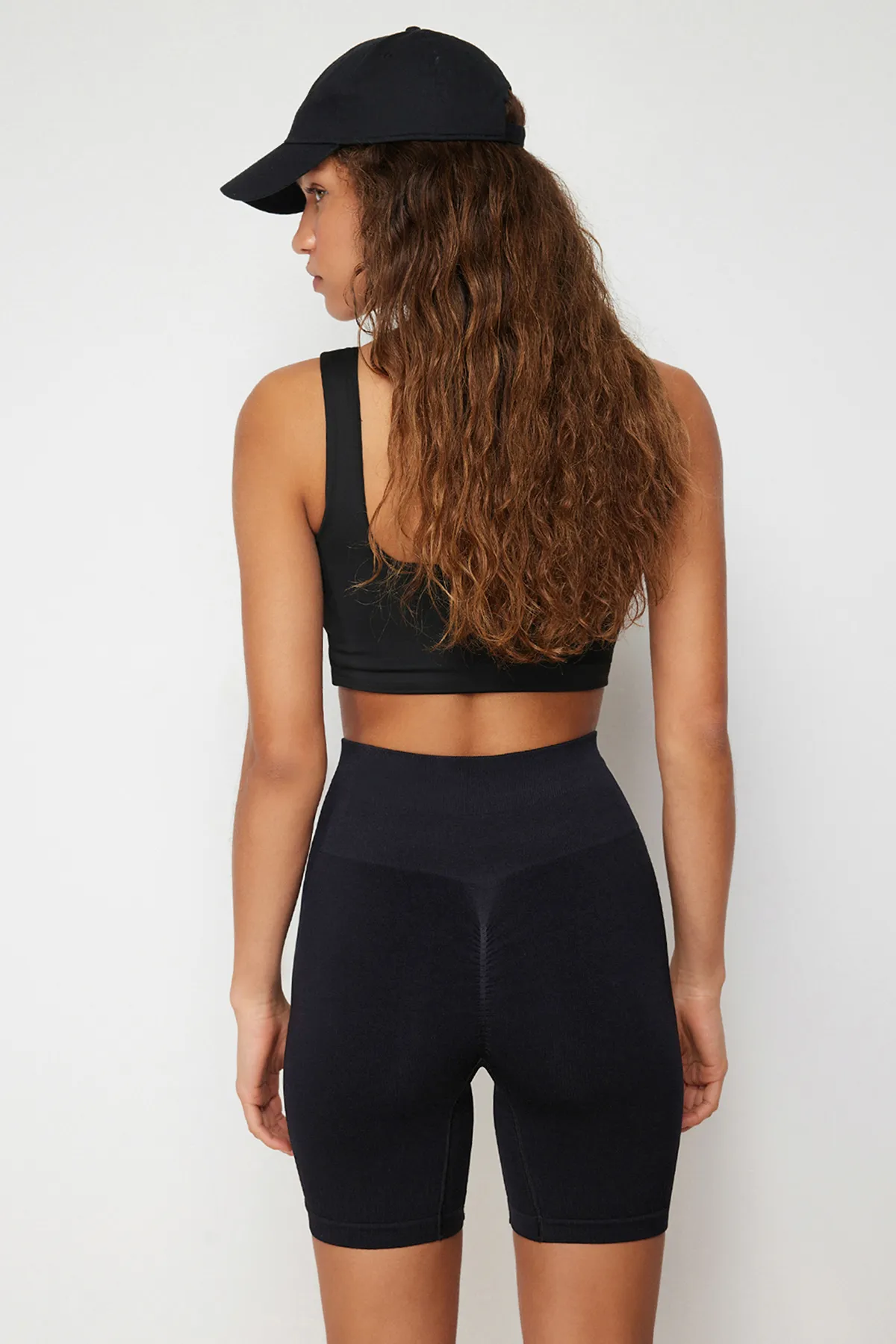 Trendyol Collection  Schwarze nahtlose/nahtlose Push-Up-Sportshorts aus Strick mit Kordelzug/kurze Leggings THMSS24TY00008