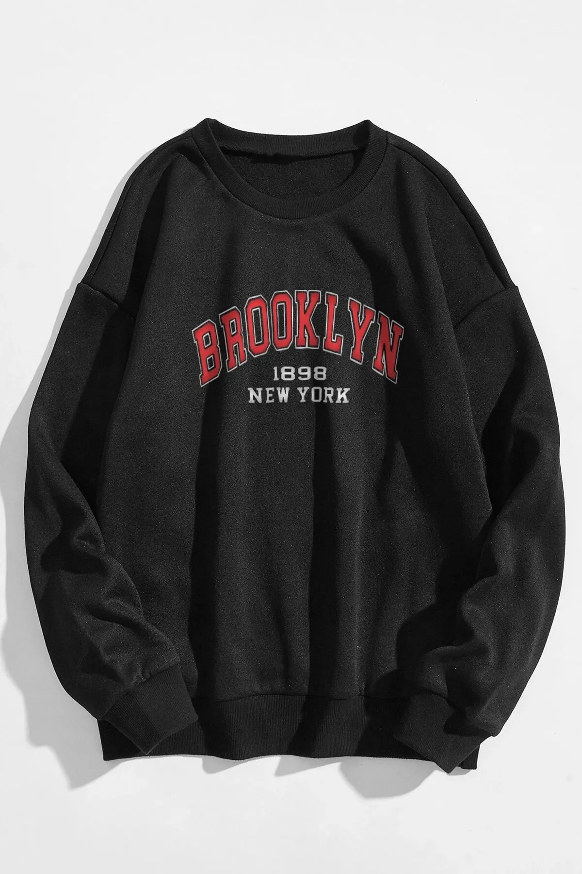 MODAGEN  Unisex-Sweatshirt mit schwarzem Oversize-Print „Brooklyn“ in Rot