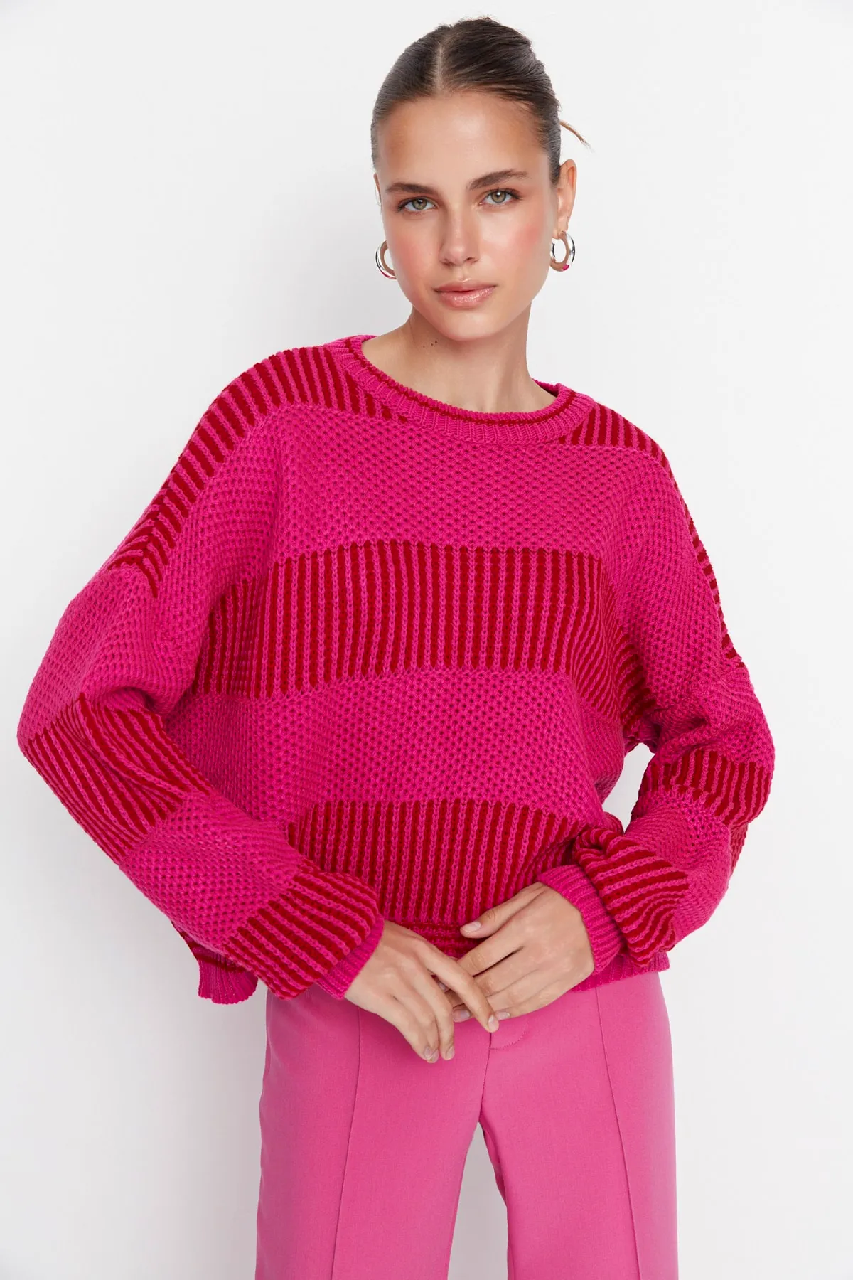 Trendyol Collection  Fuchsiafarbener Pullover mit Blockfarben TWOAW23KZ00012