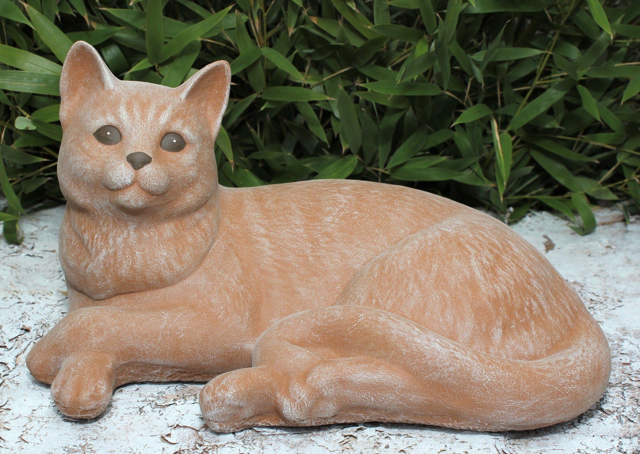 Tiefes Kunsthandwerk Tierfigur Dekofigur Katze liegend - Steinfigur für Haus und Garten, frostsicher, winterfest, Made in Germany