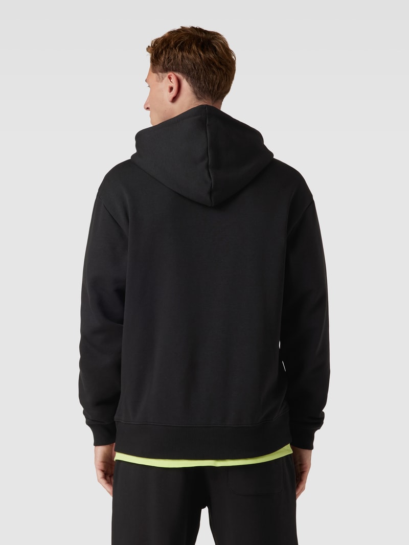Hoodie mit Känguru-Tasche in schwarz
