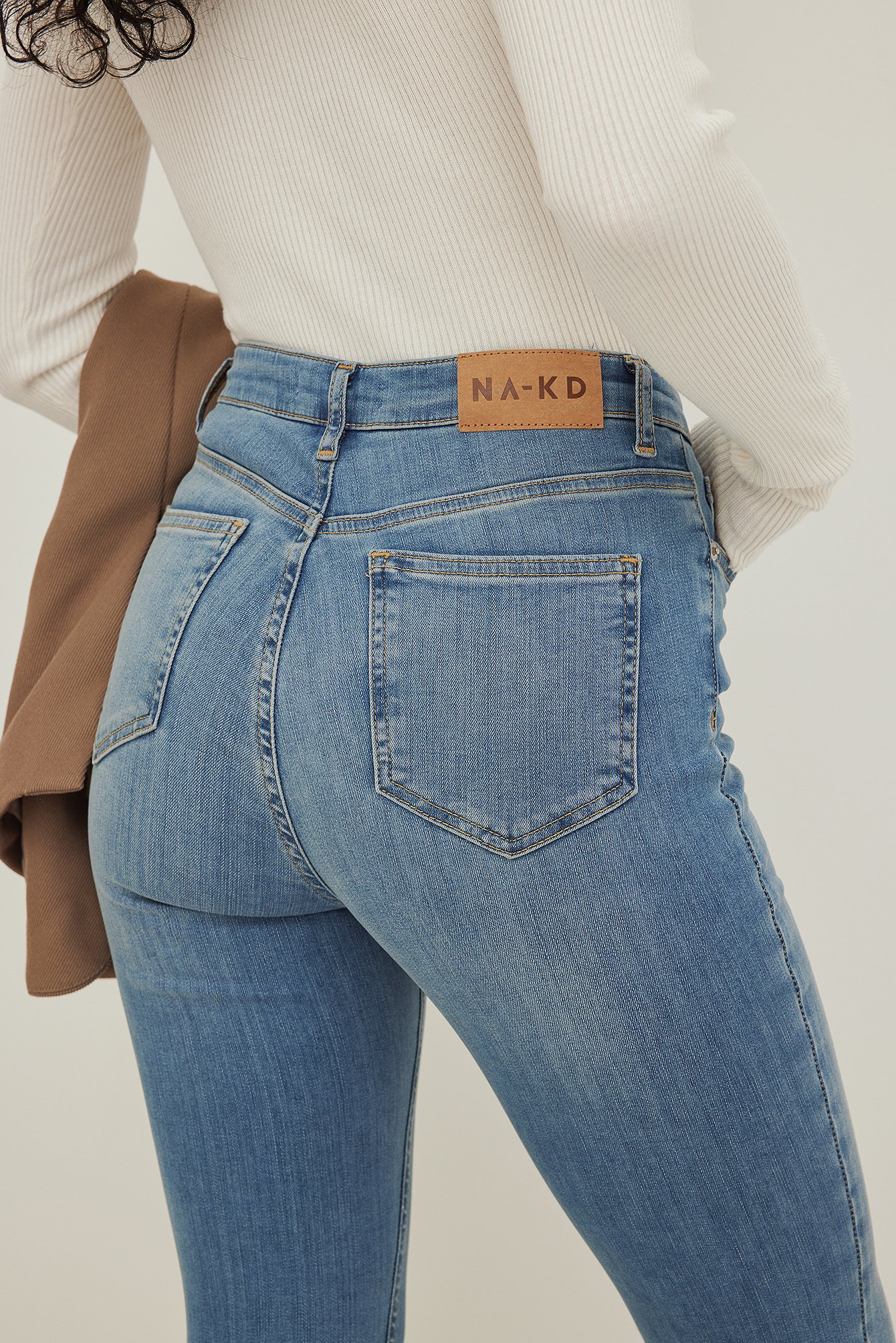 Skinny Jeans mit offenem Saum und hoher Taille