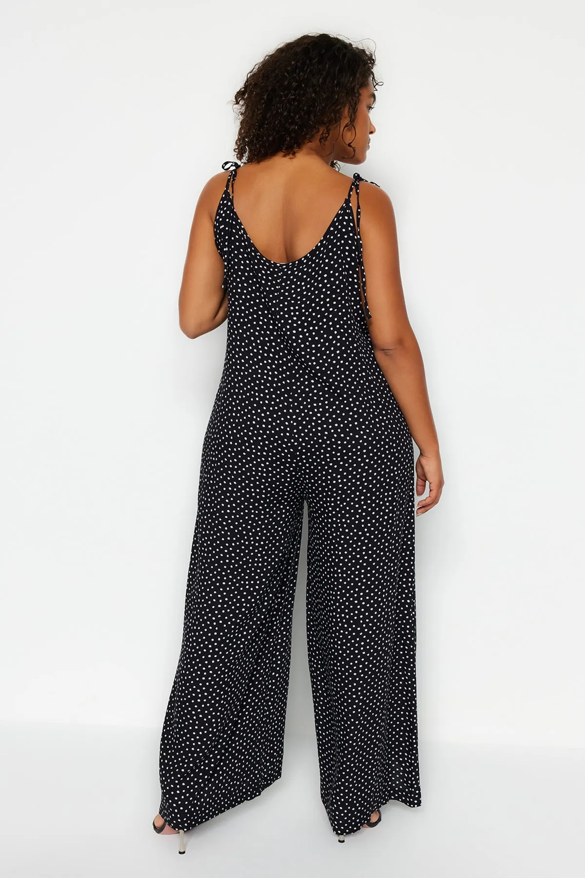 Trendyol Curve  Schwarzer, gewebter Overall mit Blumenmuster TBBSS23BG00002