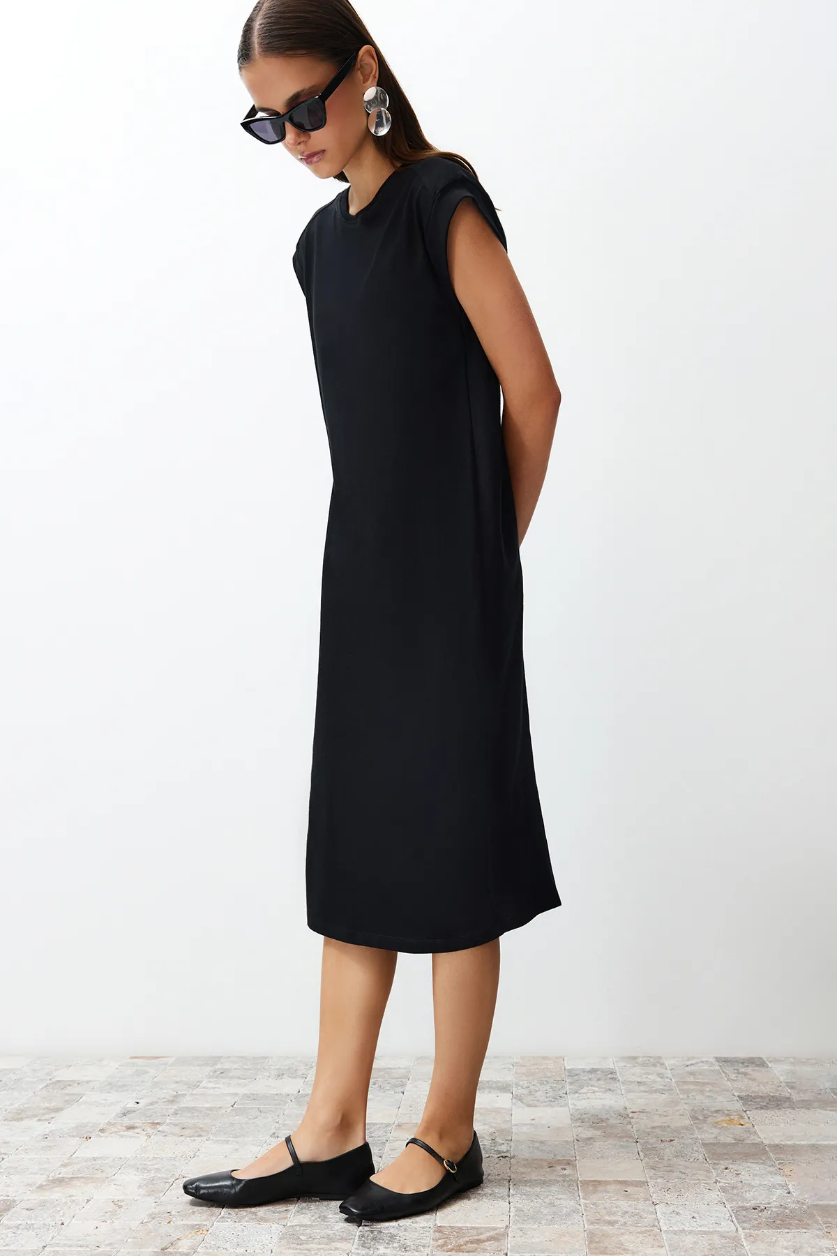 Trendyol Collection  Schwarzes, schlichtes T-Shirt-Kleid aus 100 % Baumwolle, Etuikleid mit Mondärmeln und bequemem Schnitt, Midi-Midikleid TWOSS24EL00126