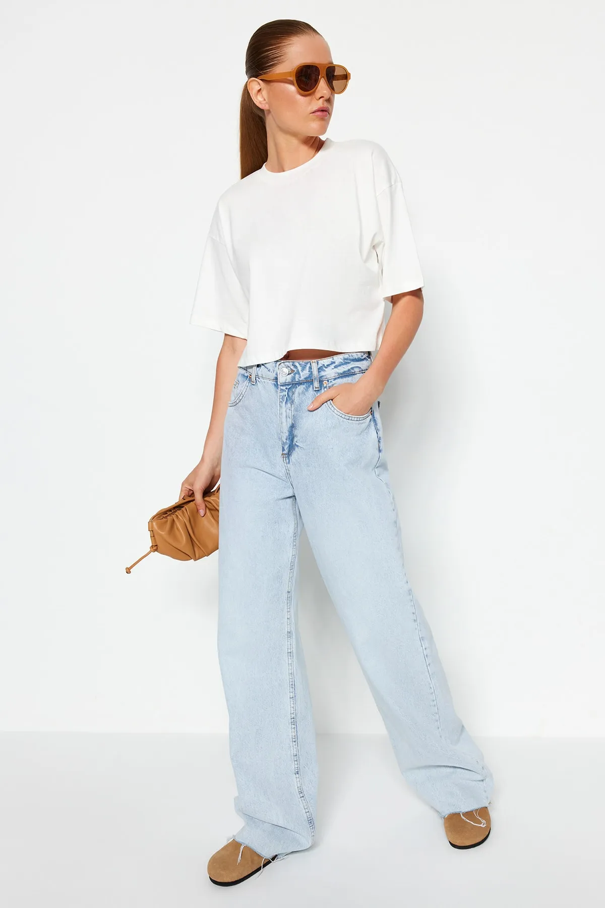 Trendyol Collection  Hochwertiges, kurz geschnittenes Strick-T-Shirt aus 100 % ecrufarbener Baumwolle TWOSS23TS00038