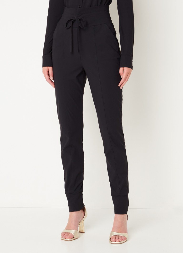 Pantaloni Franka de la Studio Anneloes, cu talie înaltă, croială mulată și buzunare laterale.